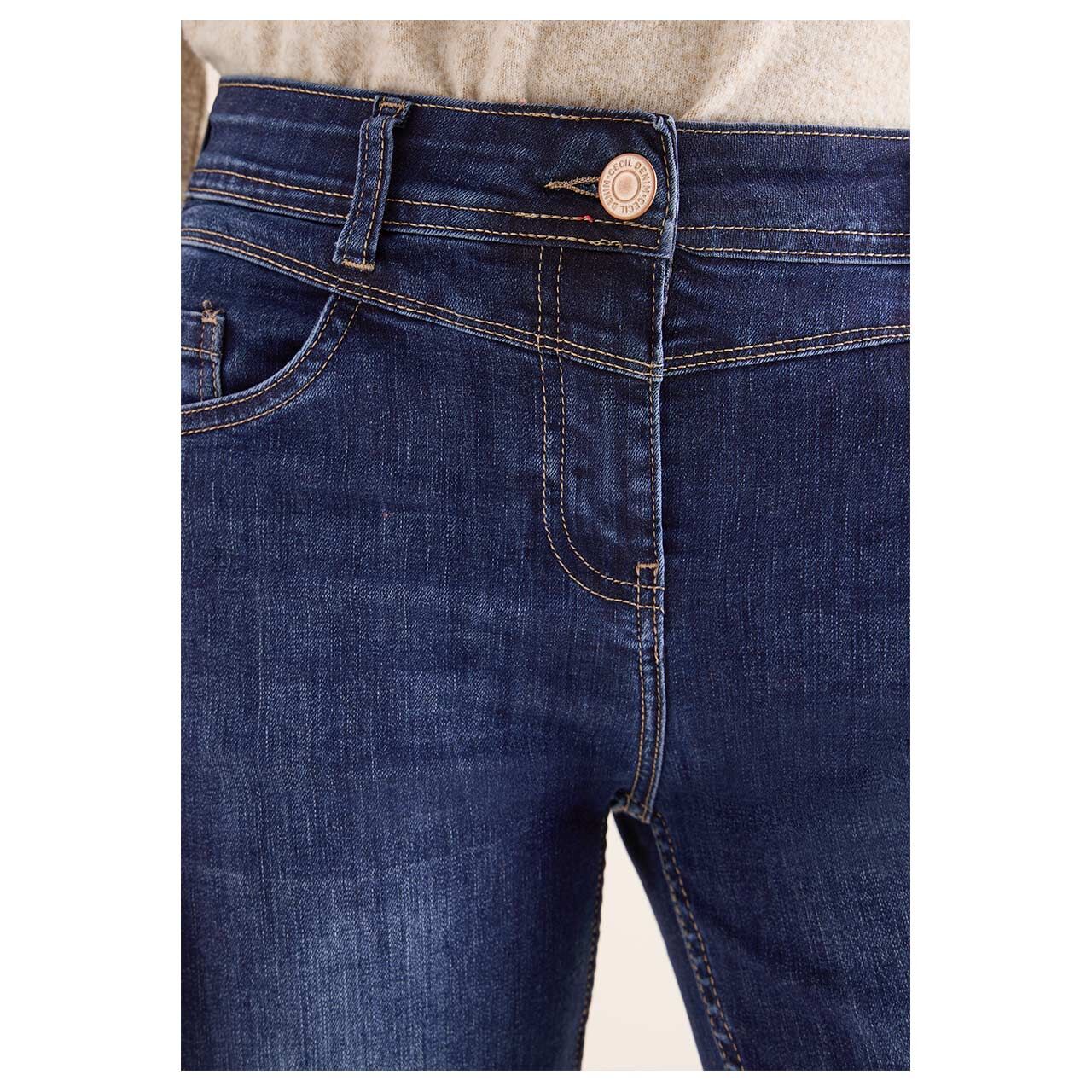 Damenjeans Toronto Bootcut von Cecil in Dunkelblau angewaschen, Detailansicht am Model