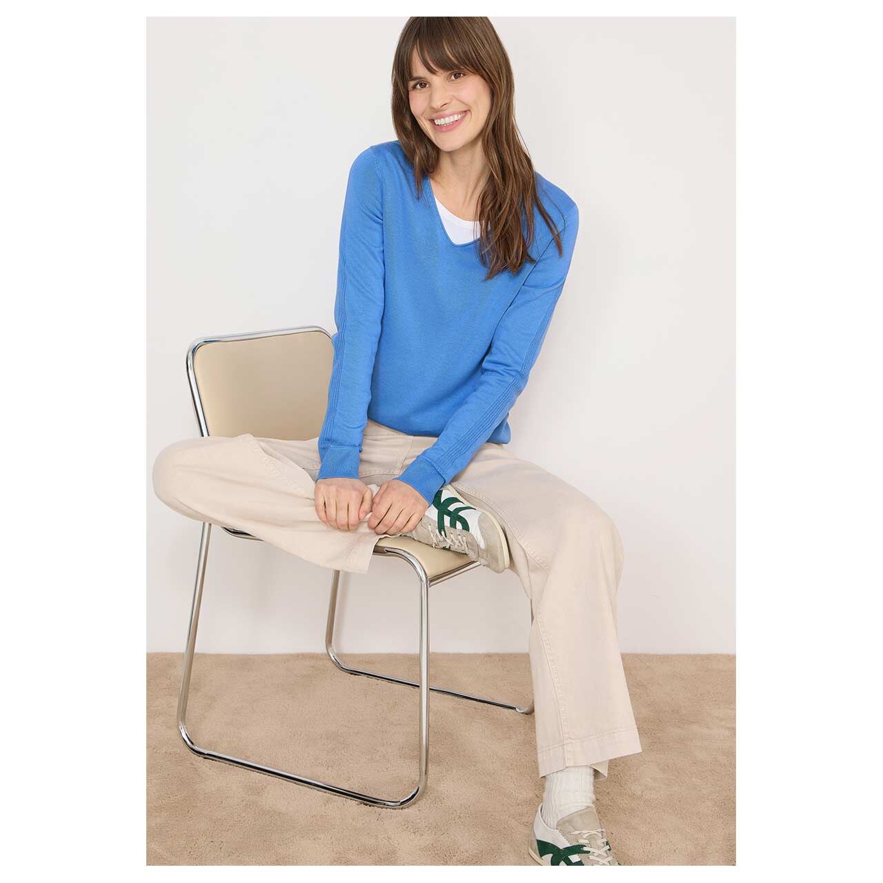 Damen Pullover Basic V-Neck von Cecil in Blau, Ganzkörperansicht am sitzenden Model