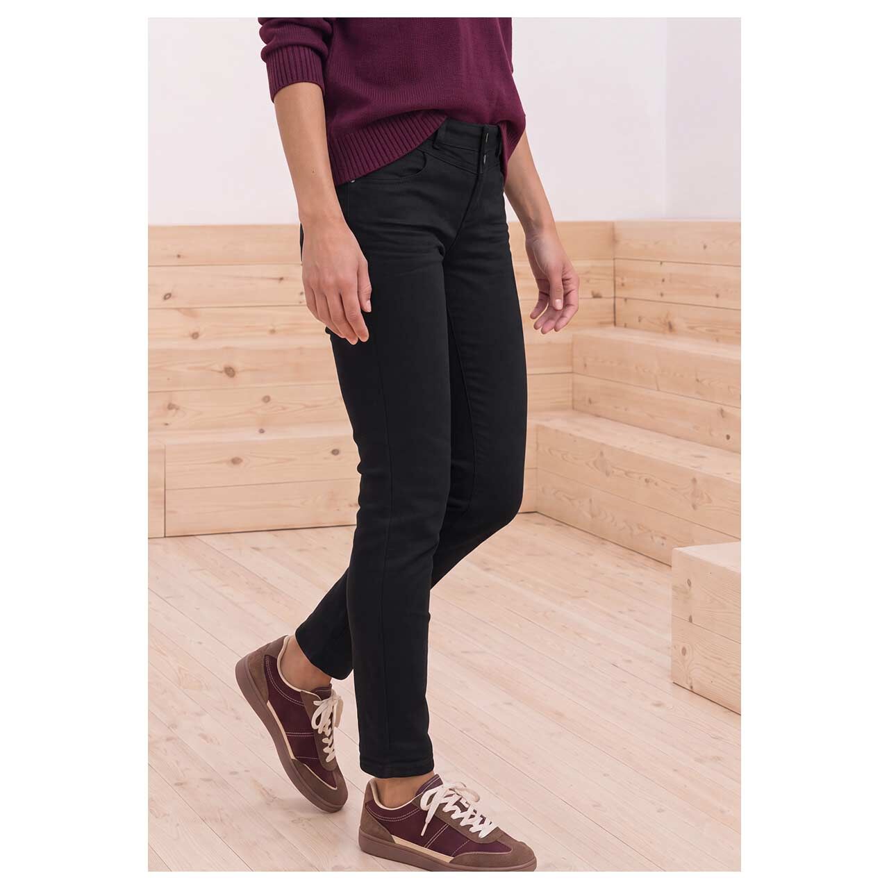 Damenjeans Jane von Street One in Schwarz angewaschen, Seitansicht am Model