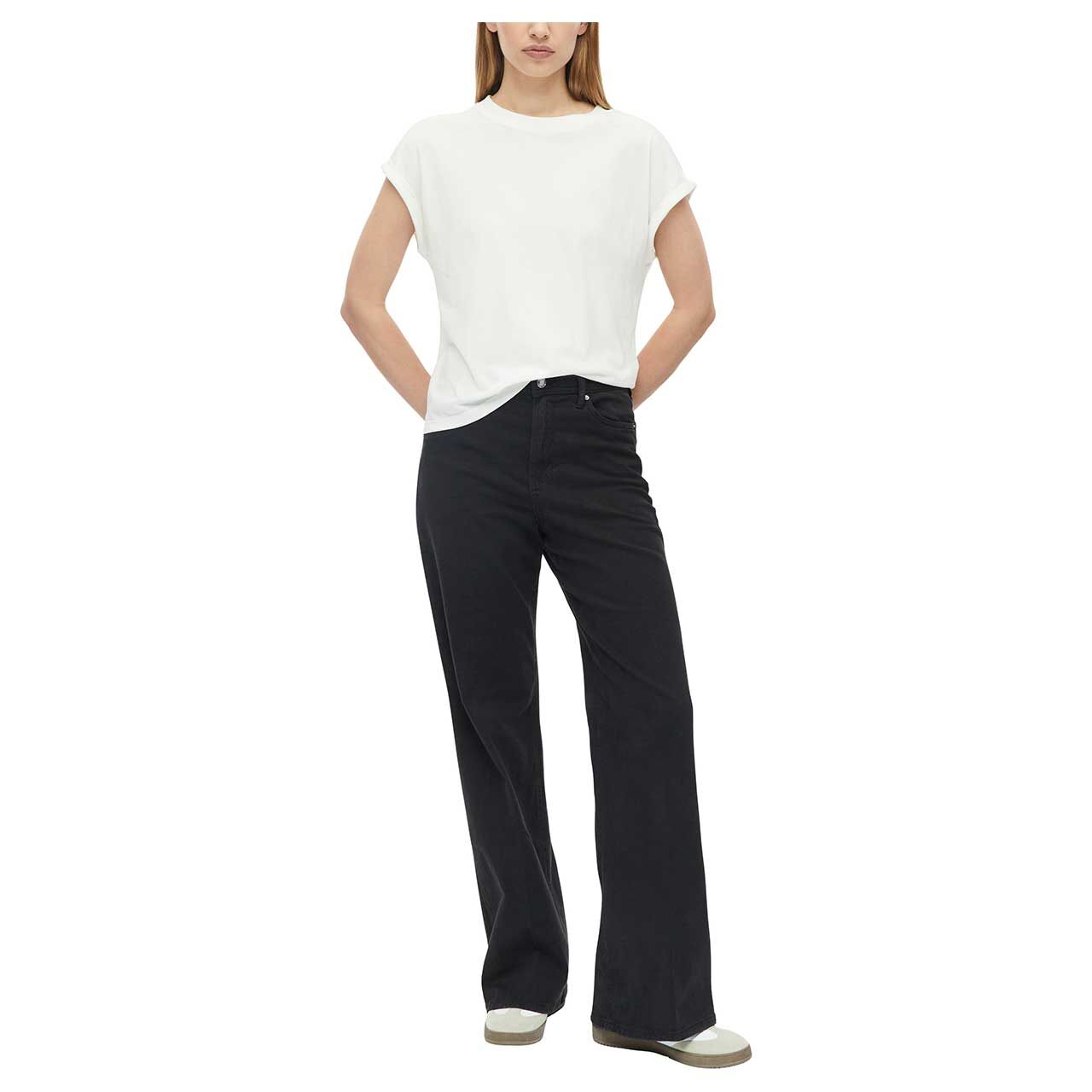Damenjeans Suri von s.Oliver in Schwarz, Ganzkörperansicht am Model