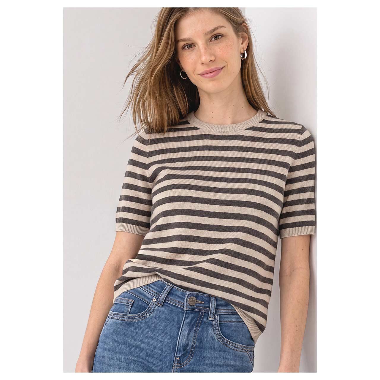 Damen Kurzarm Pullover Cosy Sweater von Street One in Beige gestreift, Vorderansicht am Model