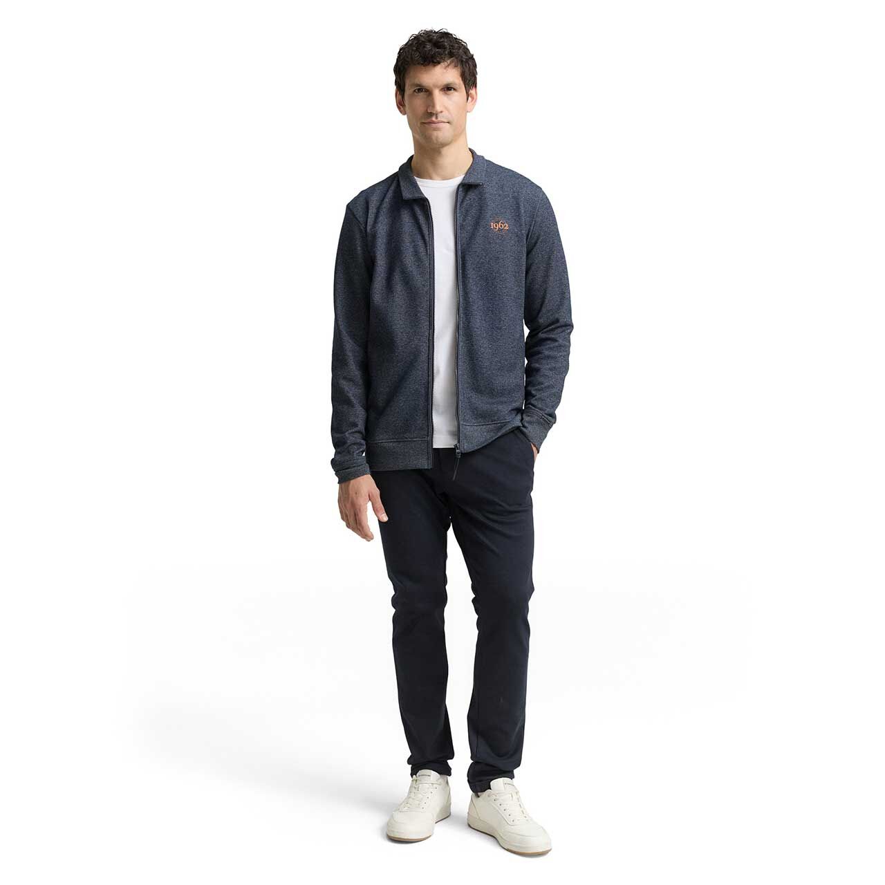 Herren Sweatjacke Stand-up Jacket von Tom Tailor in Dunkelblau meliert, Model in der Totalen