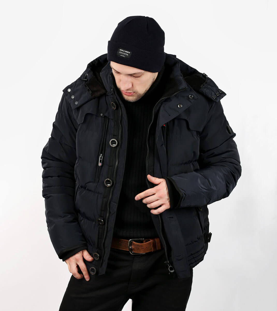 wellensteyn-herren-jacke-stardust-darknavy-model Herren Jacke Starstream von Wellensteyn in Dunkelblau, Vorderansicht am Modell