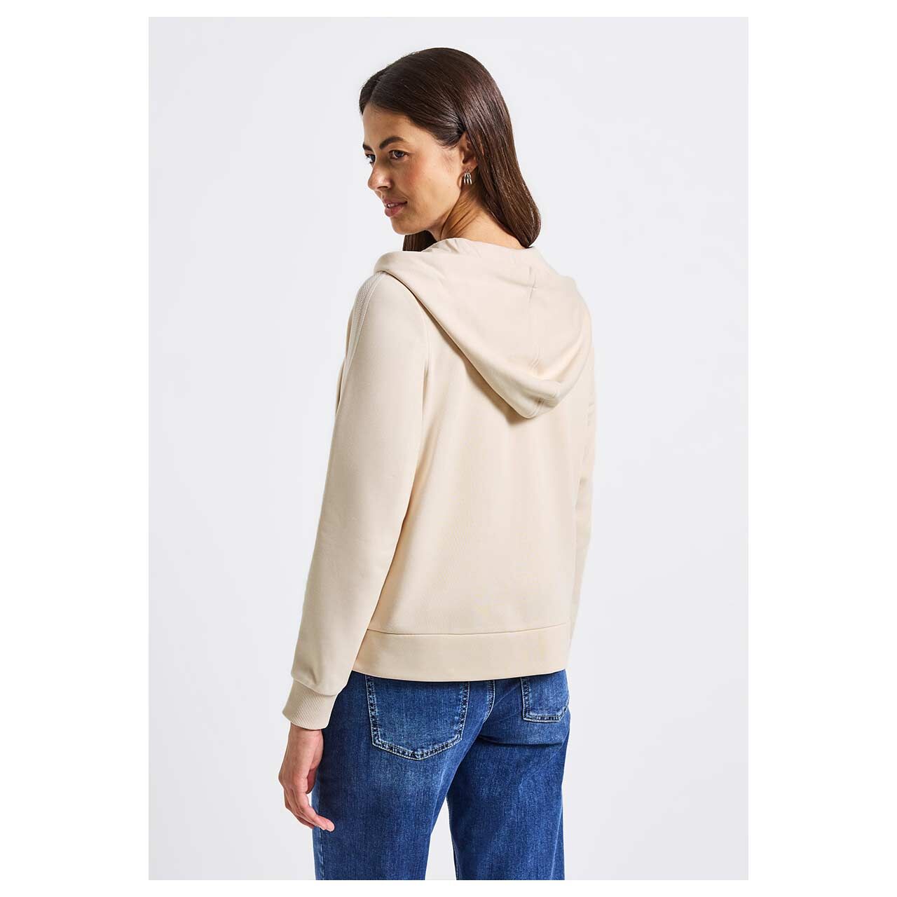 Damen Hoodie Sweatjacke Zip Jacket von Street One in Cremeweiß, Rückansicht am Model