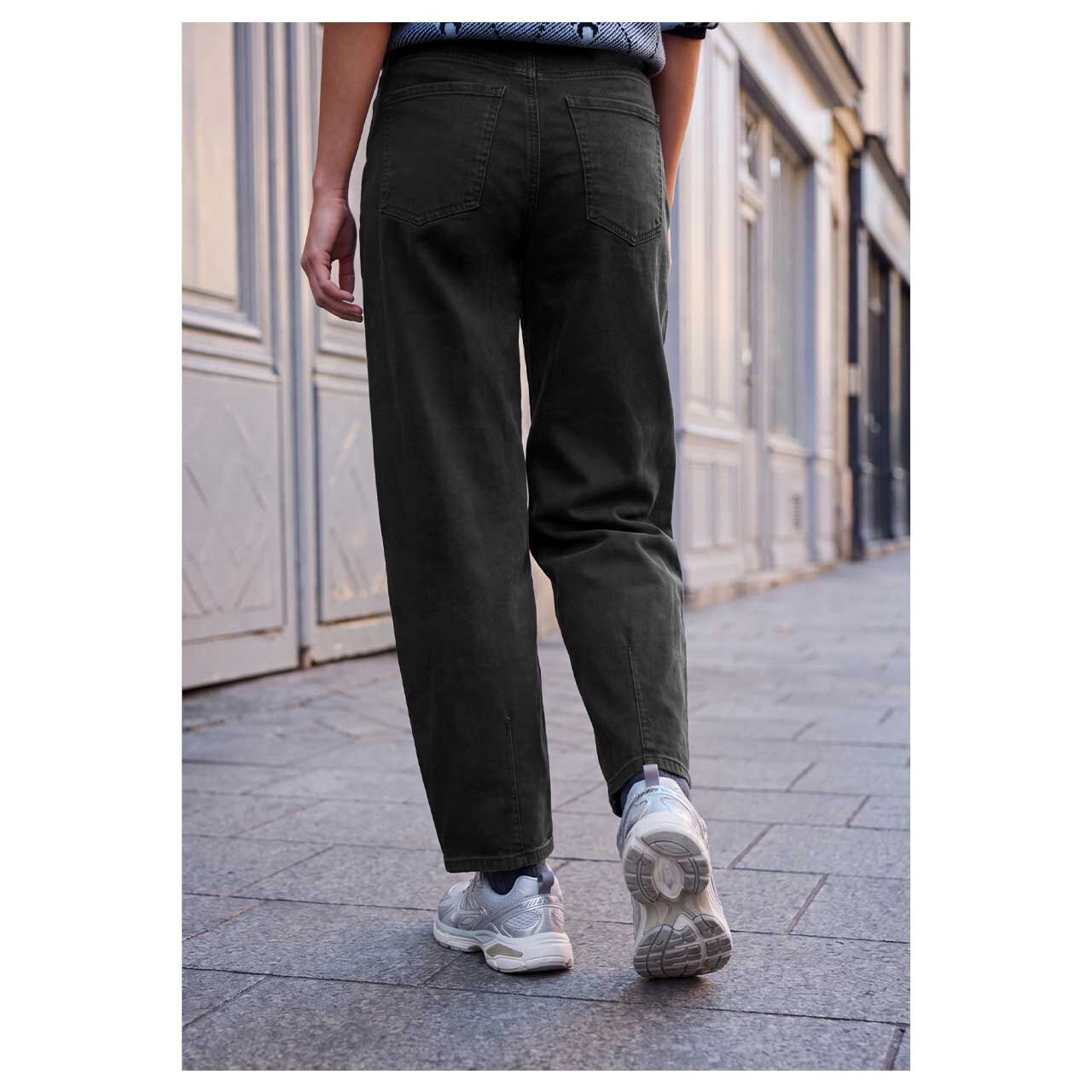 Damen Ankle Jeans Mika von Street One Studio in Schwarz verwaschen, Rückansicht am Model