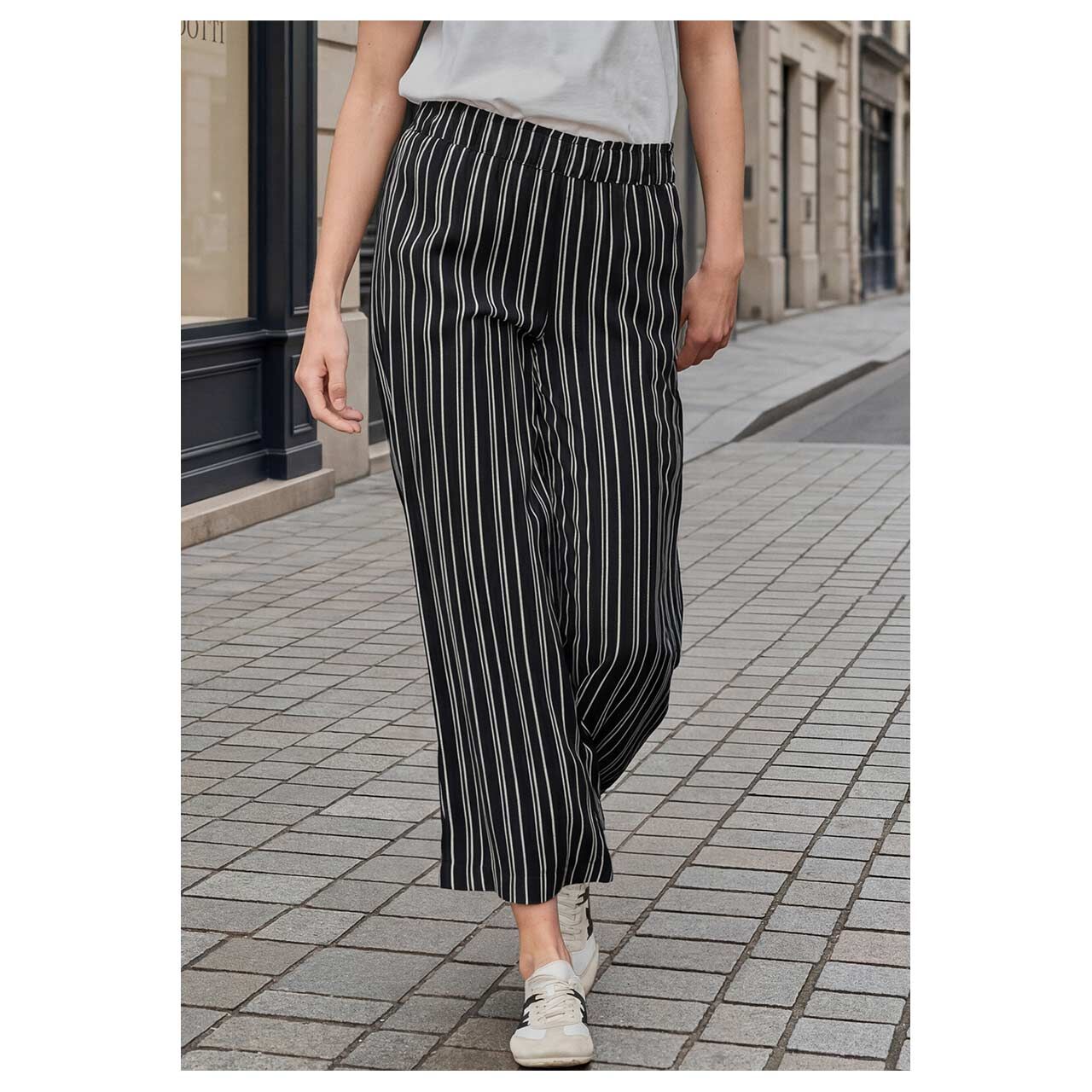 Damen Ankle Hose Wide Leg von Street One Studio in Schwarz gestreift, Vorderansicht am Model