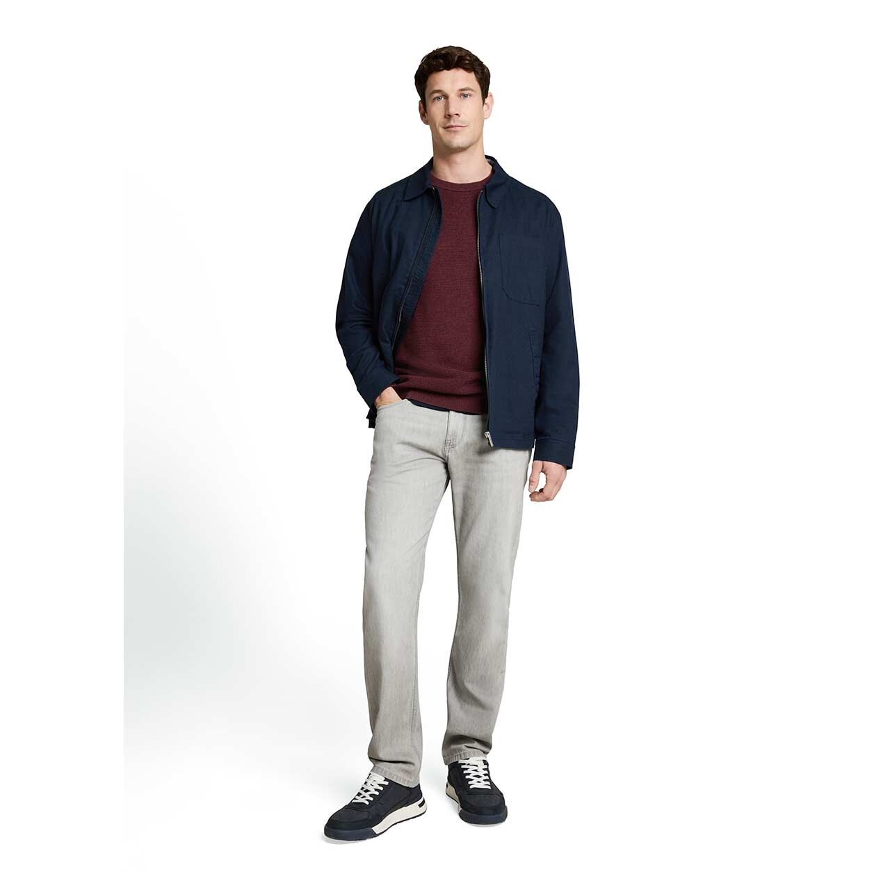 Herren Pullover Structured Crew Neck Knit von Tom Tailor in Dunkelrot meliert, Ganzkörperansicht am Model