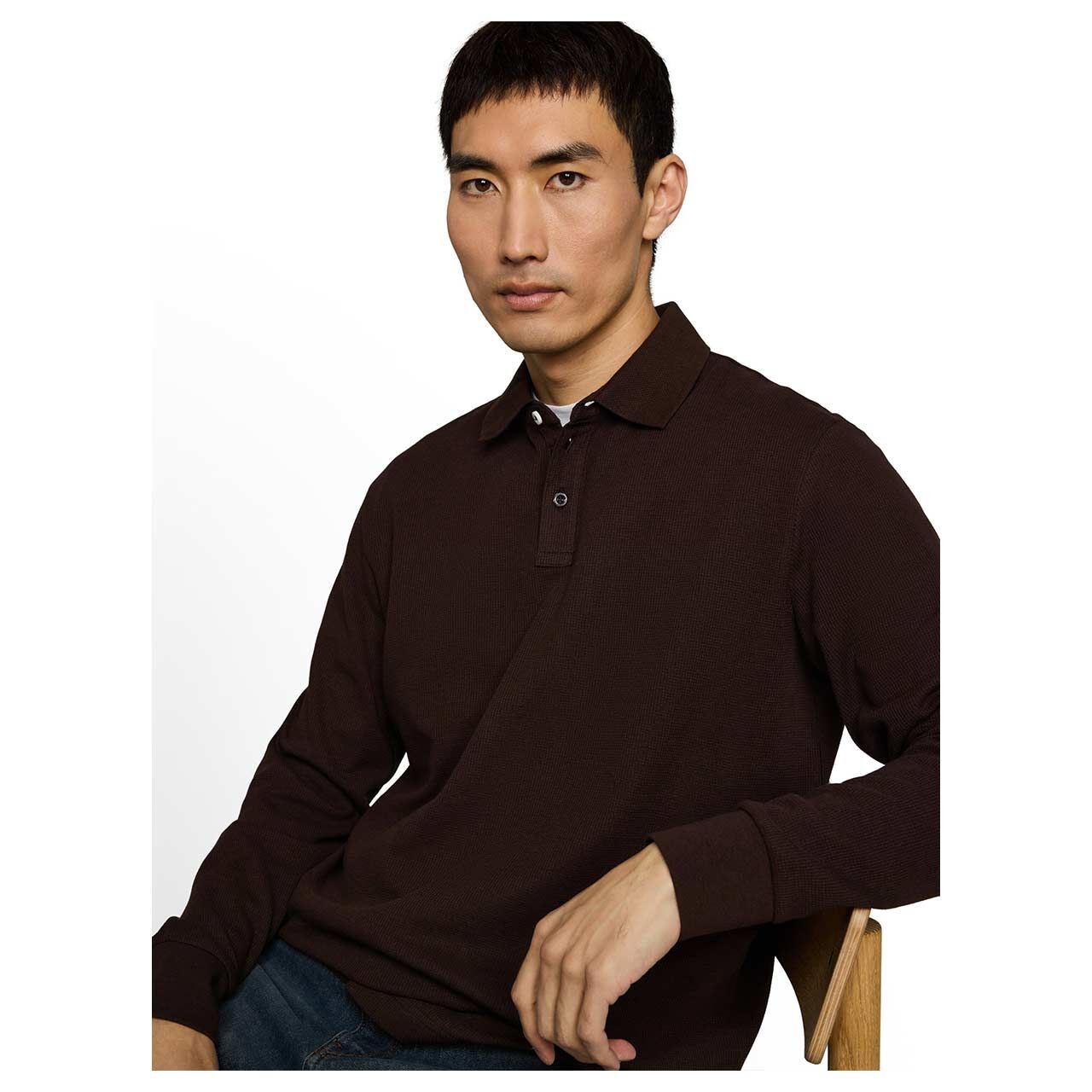 Herren Polo Langarmshirt Structured von Tom Tailor in Dunkelbraun, detaillierte Vorderansicht am Model