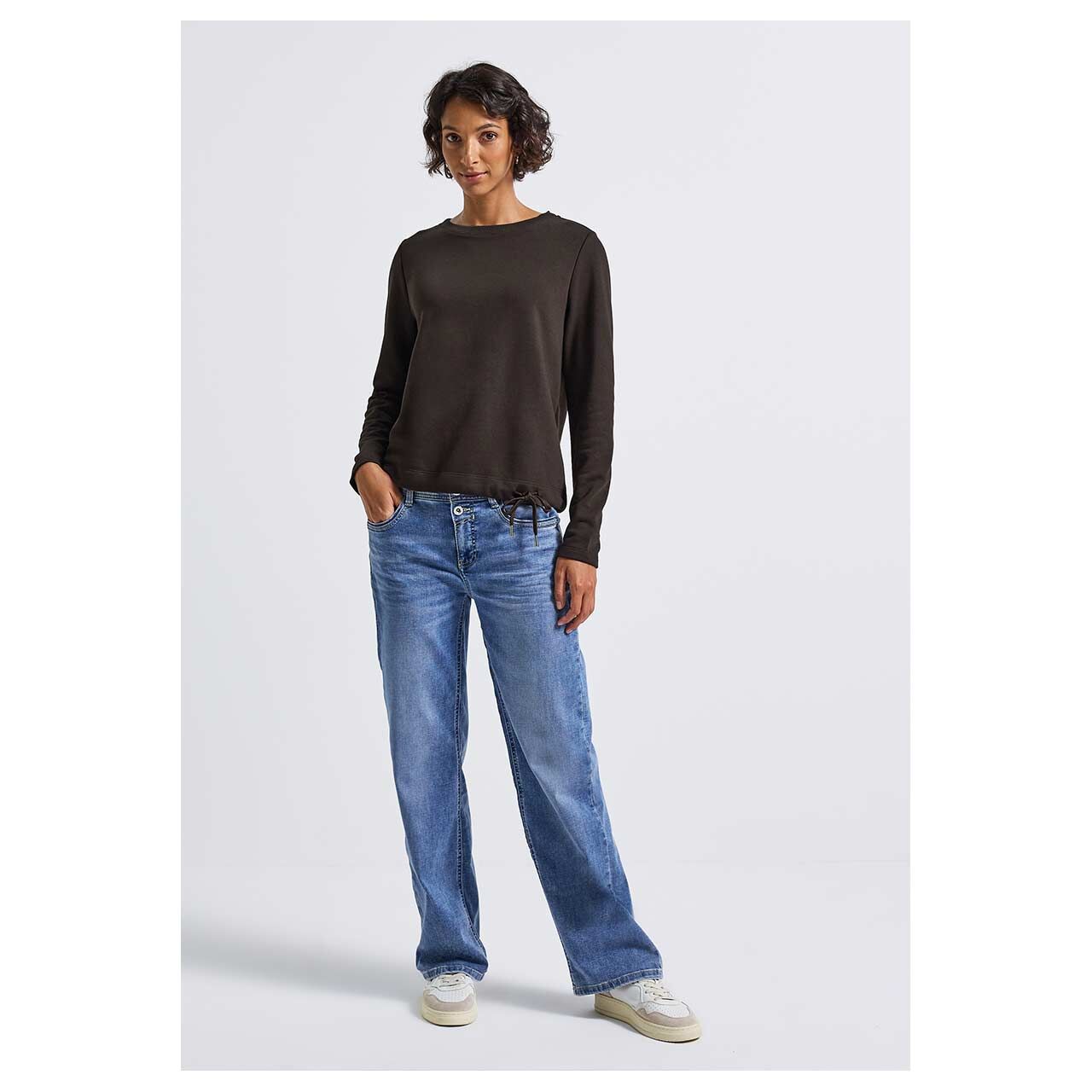 Damen Pullover Crewneck von Street One in Dunkelbraun, Ganzkörperansicht am Model