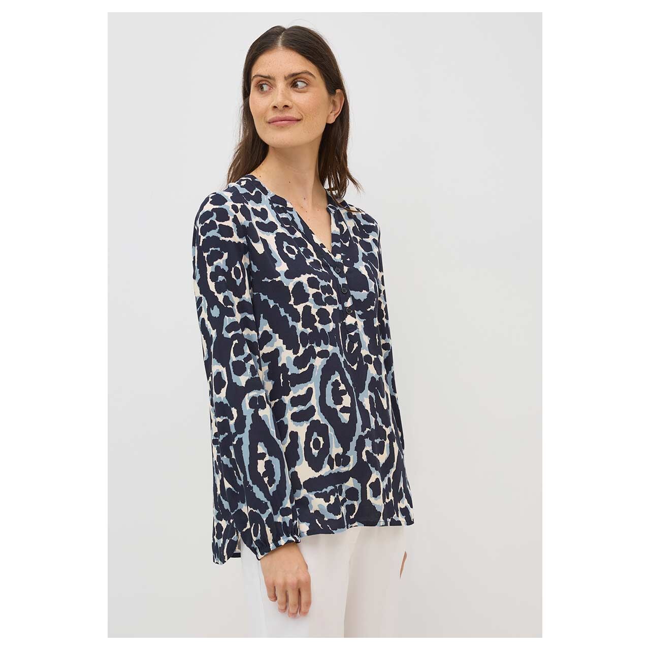Damen Langarm Bluse von Cecil in Dunkelblau mit Print, Seitenansicht am Model