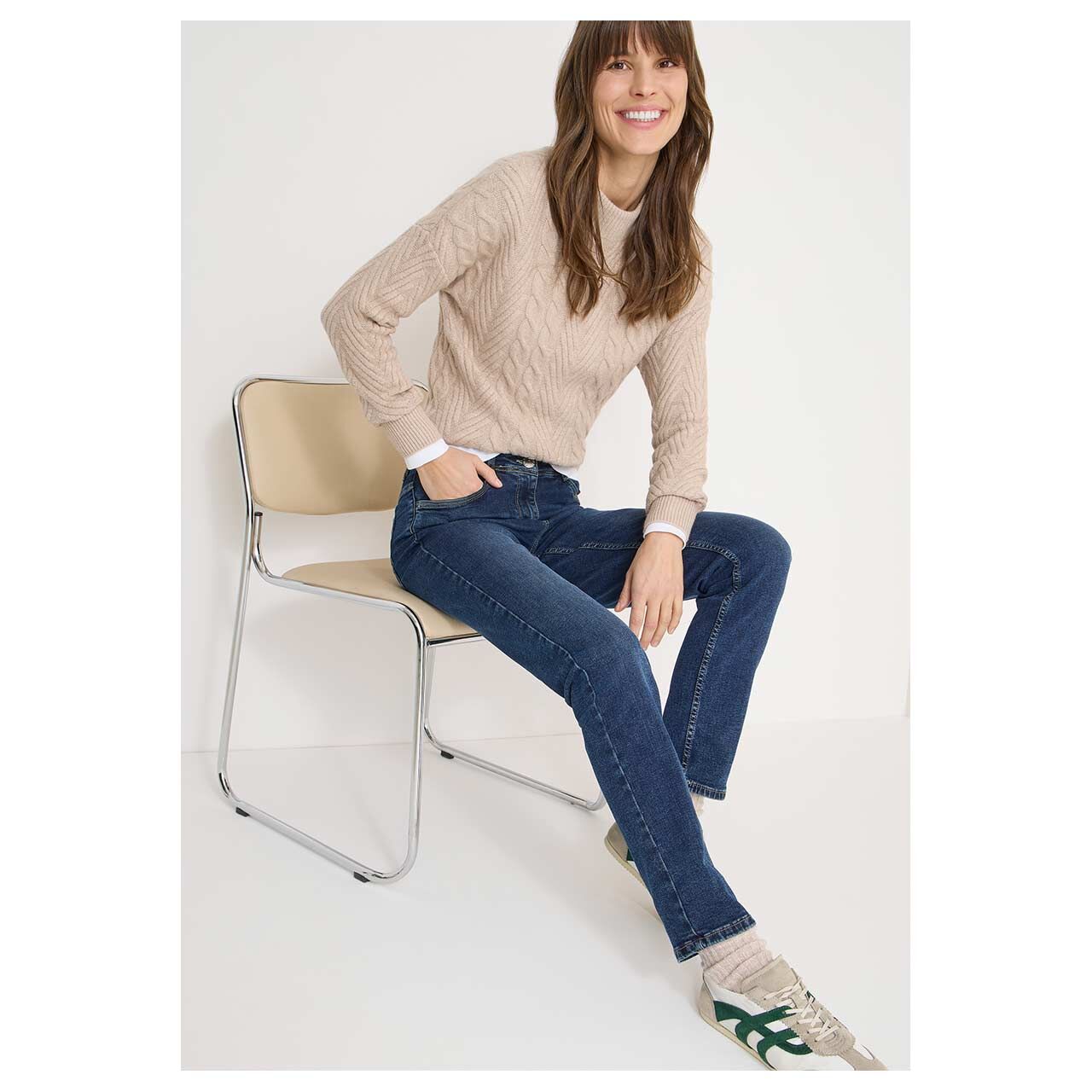 Damenjeans Vicky von Cecil in Blau angewaschen, Ganzkörperansicht am sitzenden Model