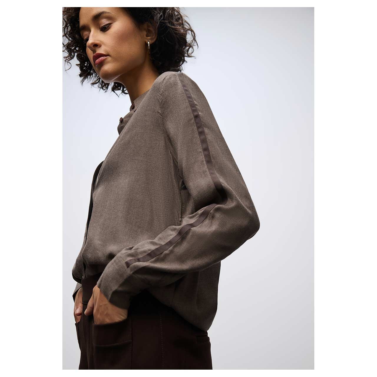 Damen Langarm Bluse Melange Shirtcollar von Street One in Dunkelbraun meliert, Seitenansicht am Model