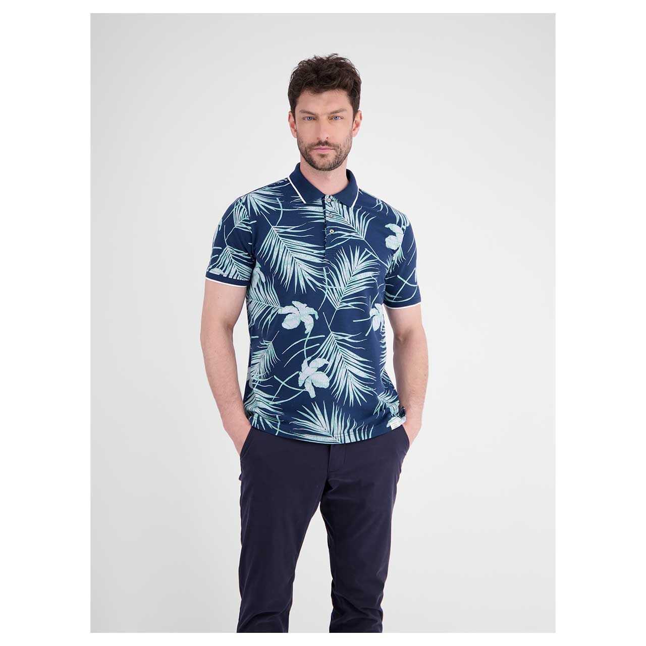 Vorderansicht des getragenen Herren Piqué Poloshirts von Lerros in Blau mit Print 