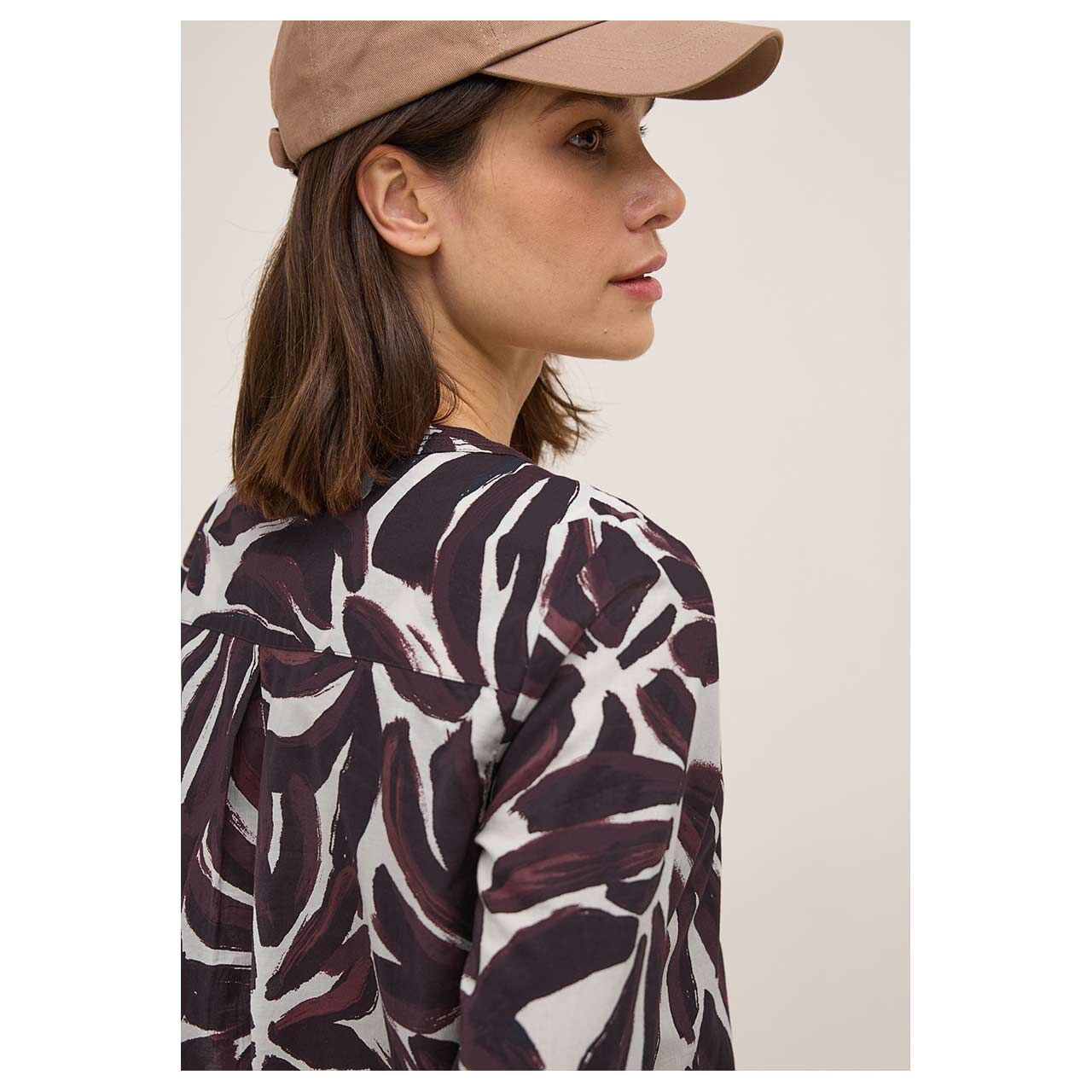 Damen 3/4 Arm Bluse Printed Light Cotton von Cecil in Burgunderrot mit Print, Rückansicht am Model