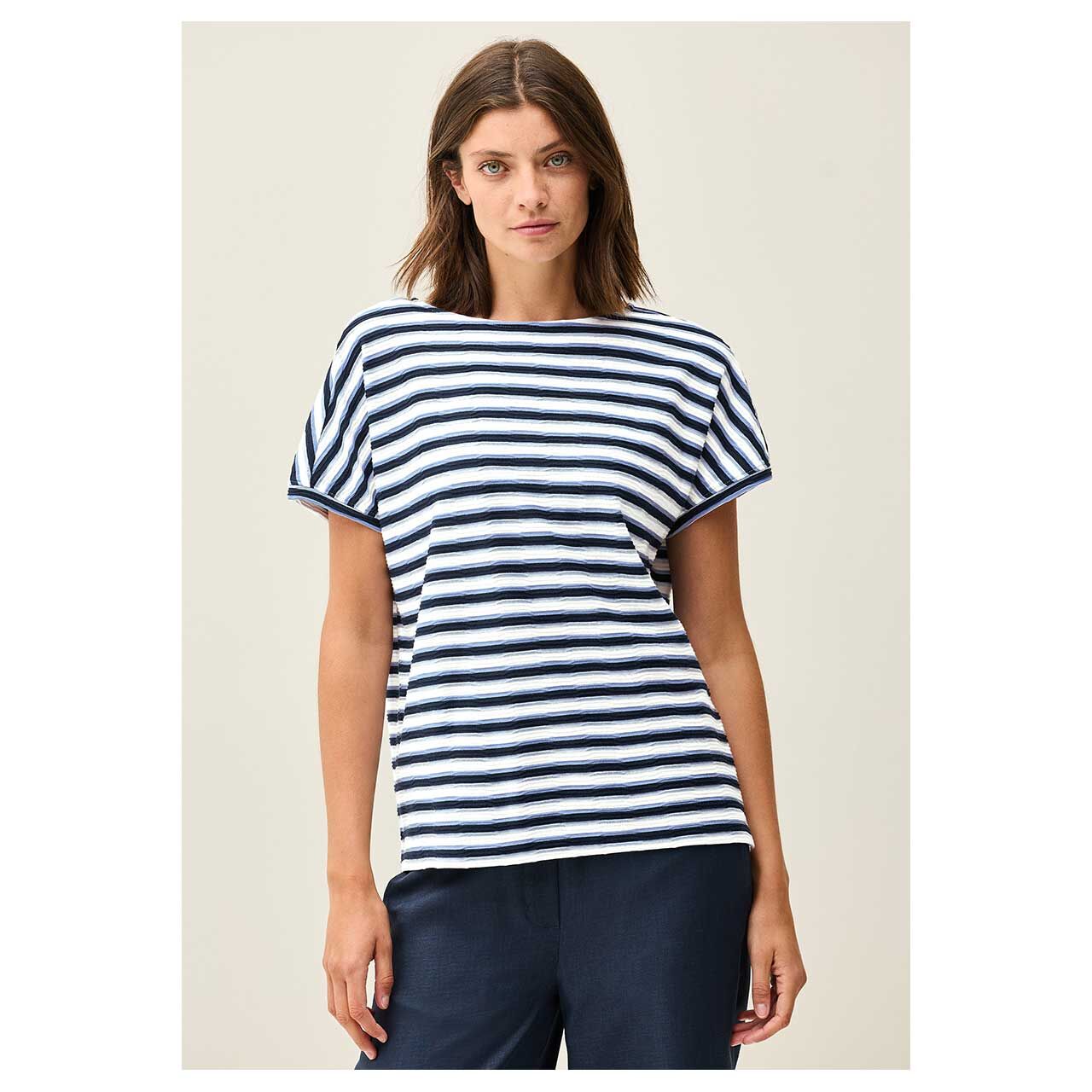 Vorderansicht im Detail des getragenen Damen T-Shirt von Cecil in Dunkelblau gestreift