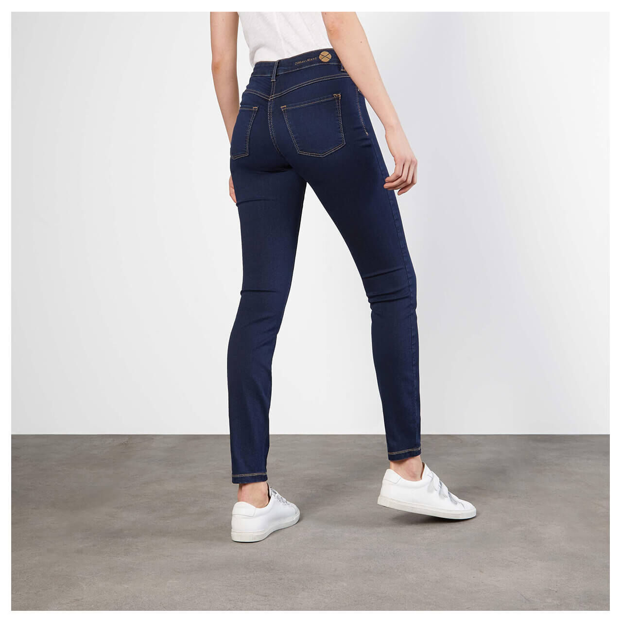 mac-dream-skinny-jeans-dark-blue-d826-model-hinten Stretch Damenjeans Dream Skinny von MAC in Dunkelblau, Model von hinten