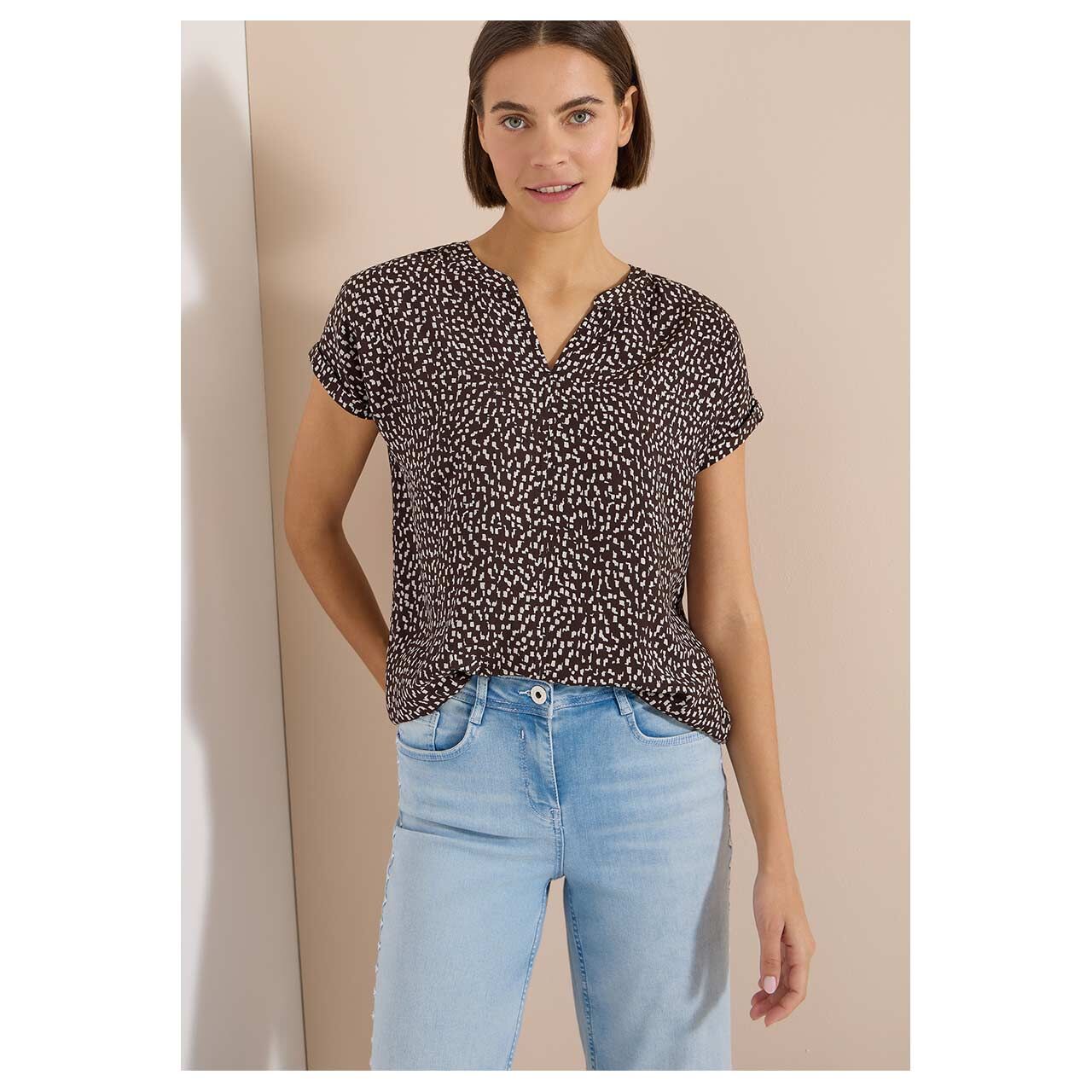 Damen Kurzarm Bluse Minimal Print von Cecil in Braun mit Print, Vorderansicht am Model