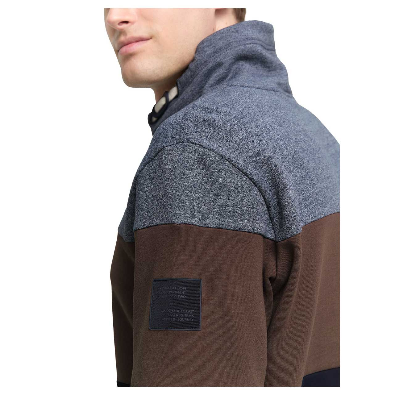 Herren Sweatshirt Cutline Snood von Tom Tailor in Dunkelblau gestreift, Detailansicht am Model