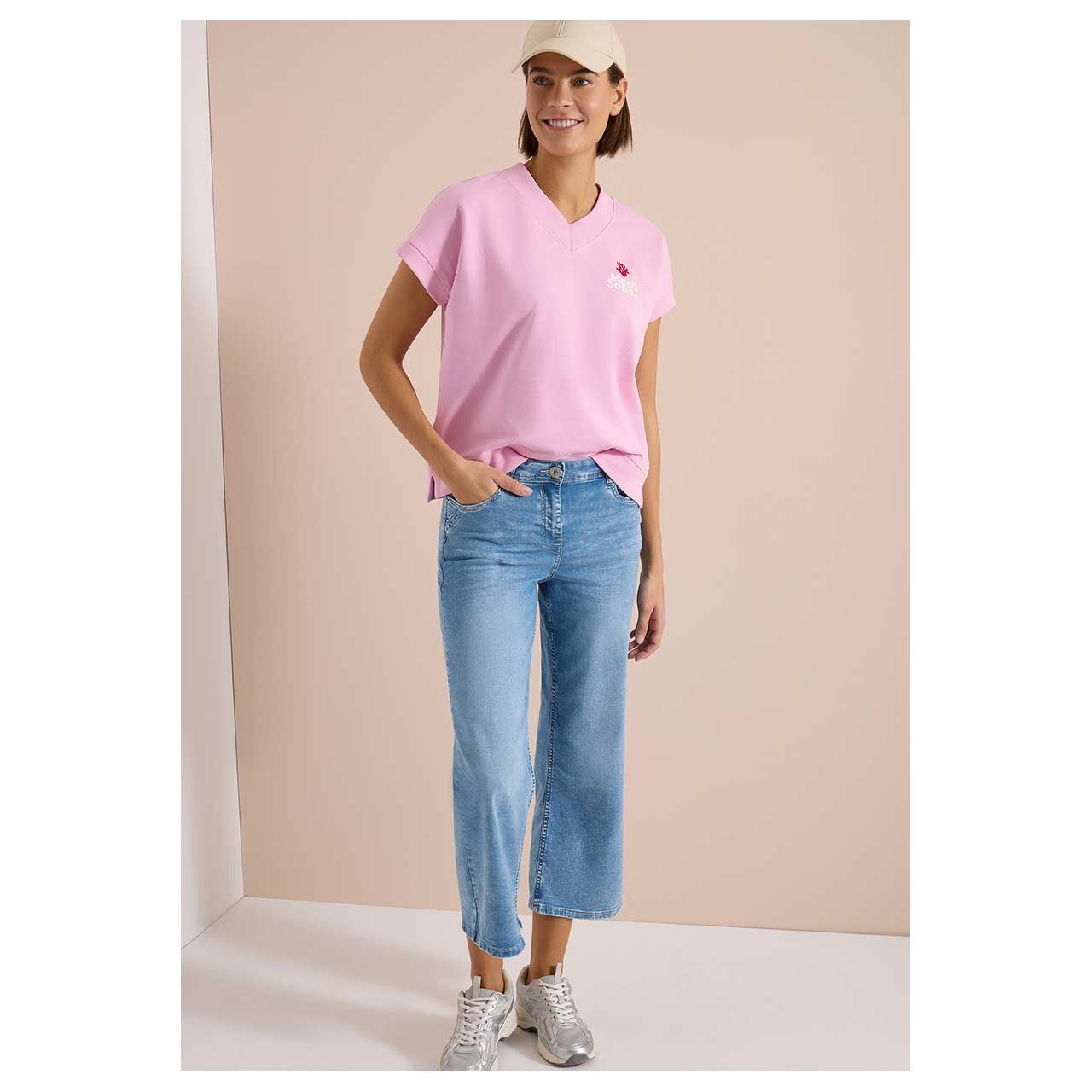 Damen Kurzarm Sweatshirt V-Neck von Cecil in Rosa mit Print, Ganzkörperansicht am Model