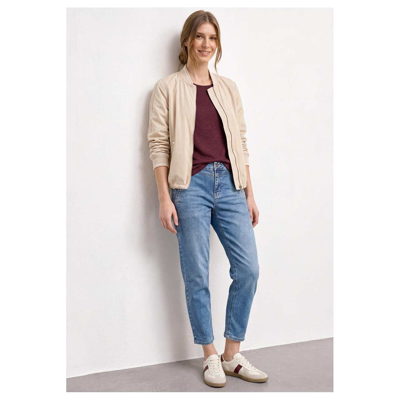 Damen Ankle Jeans Karlie Barrel von Street One in Blau angewaschen, Ganzkörperansicht am Model
