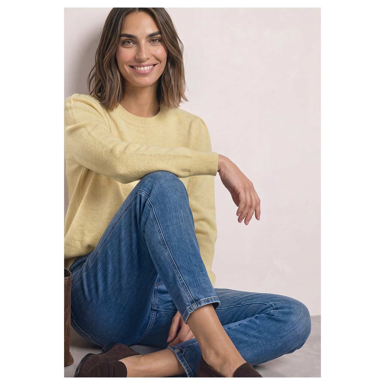 Damen Pullover Cosy Puffy Sleeve Sweater von Street One in Gelb meliert, Ganzkörperansicht am sitzenden Model