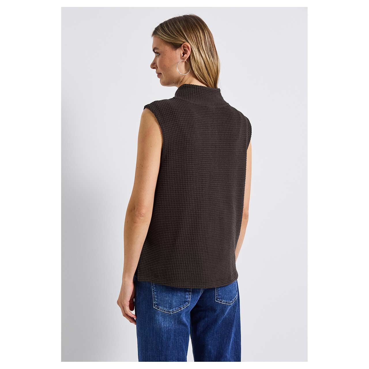 Damen Top Turtle Neck Zipper von Street One in Dunkelbraun, Rückansicht am Model