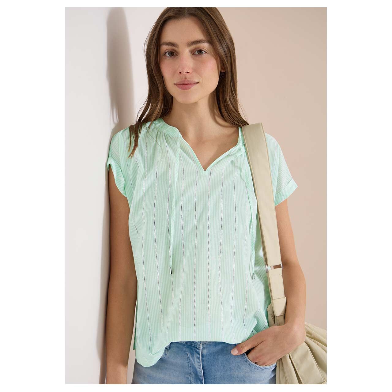 Damen Kurzarm Bluse Striped Structure von Cecil in Hellgrün gestreift, Vorderansicht am Model