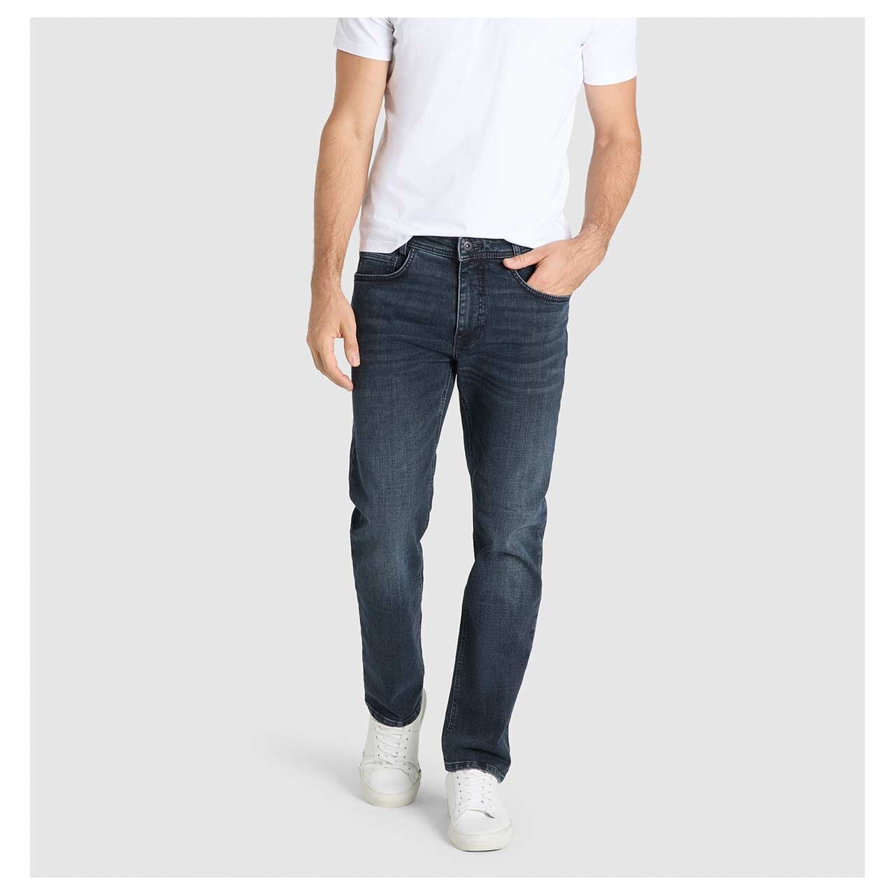 Stretch Herrenjeans Arne von MAC in Dunkelblau angewaschen, Vorderansicht am Model