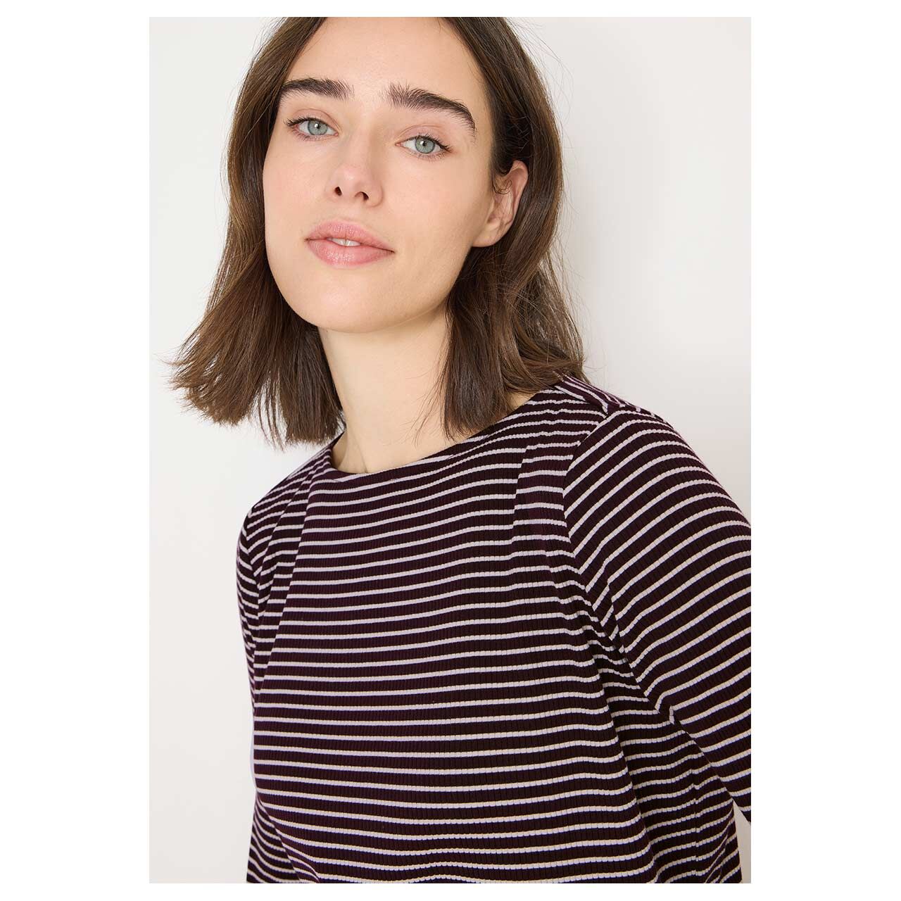 Damen Langarm Shirt Stripe Rib Boatneck von Cecil in Lila gestreift, detaillierte Ansicht am Model