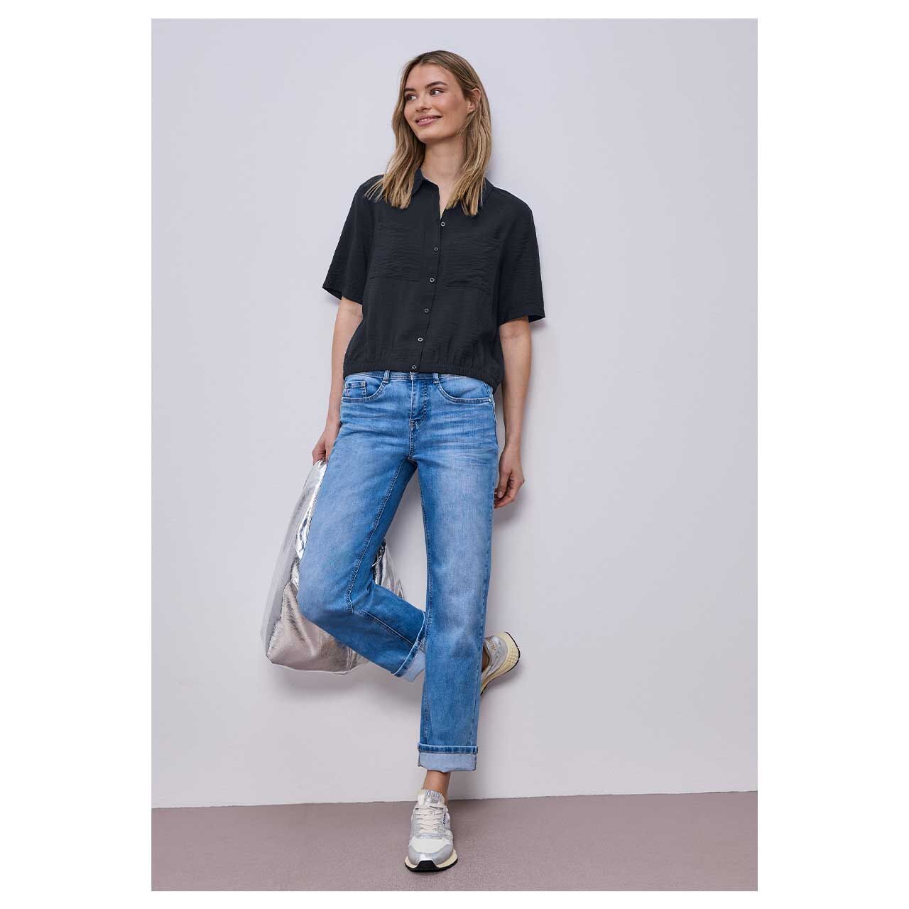 Damen Kurzarm Bluse Shirtcollar von Street One in Hellblau meliert, Ganzkörperansicht mit geschlossener Bluse