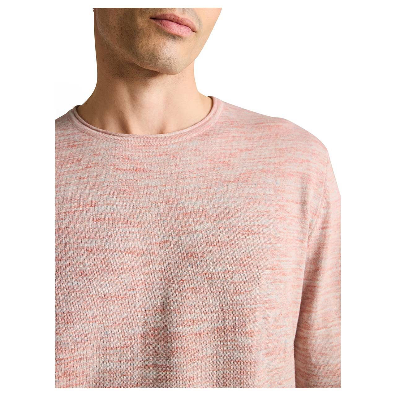 Herren Pullover Space Dye Knit von Tom Tailor in Rot meliert, Detailansicht vorne am Model