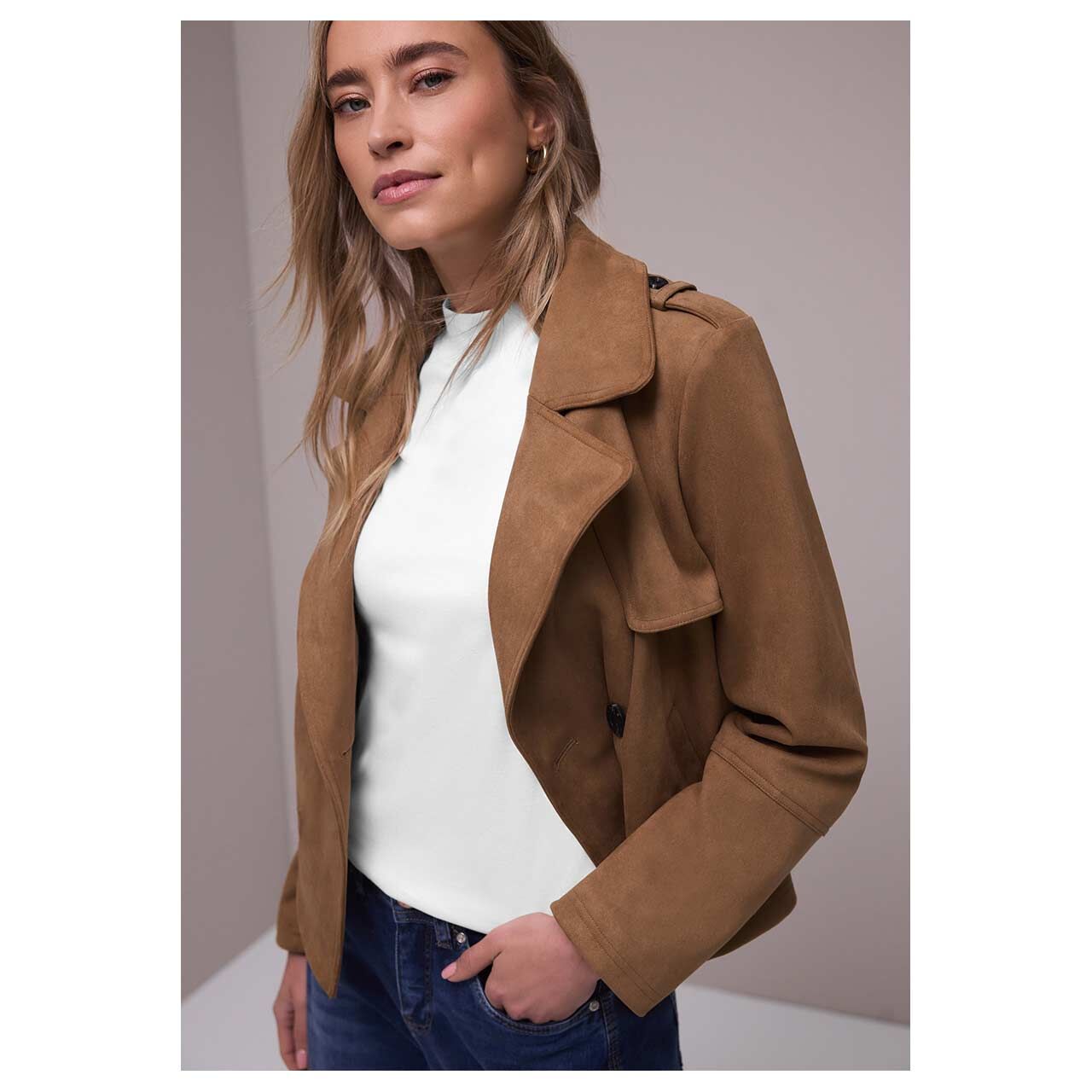 Damen T-Shirt Basic Turtle Neck von Street One in Cremeweiß, detaillierte Vorderansicht am Model