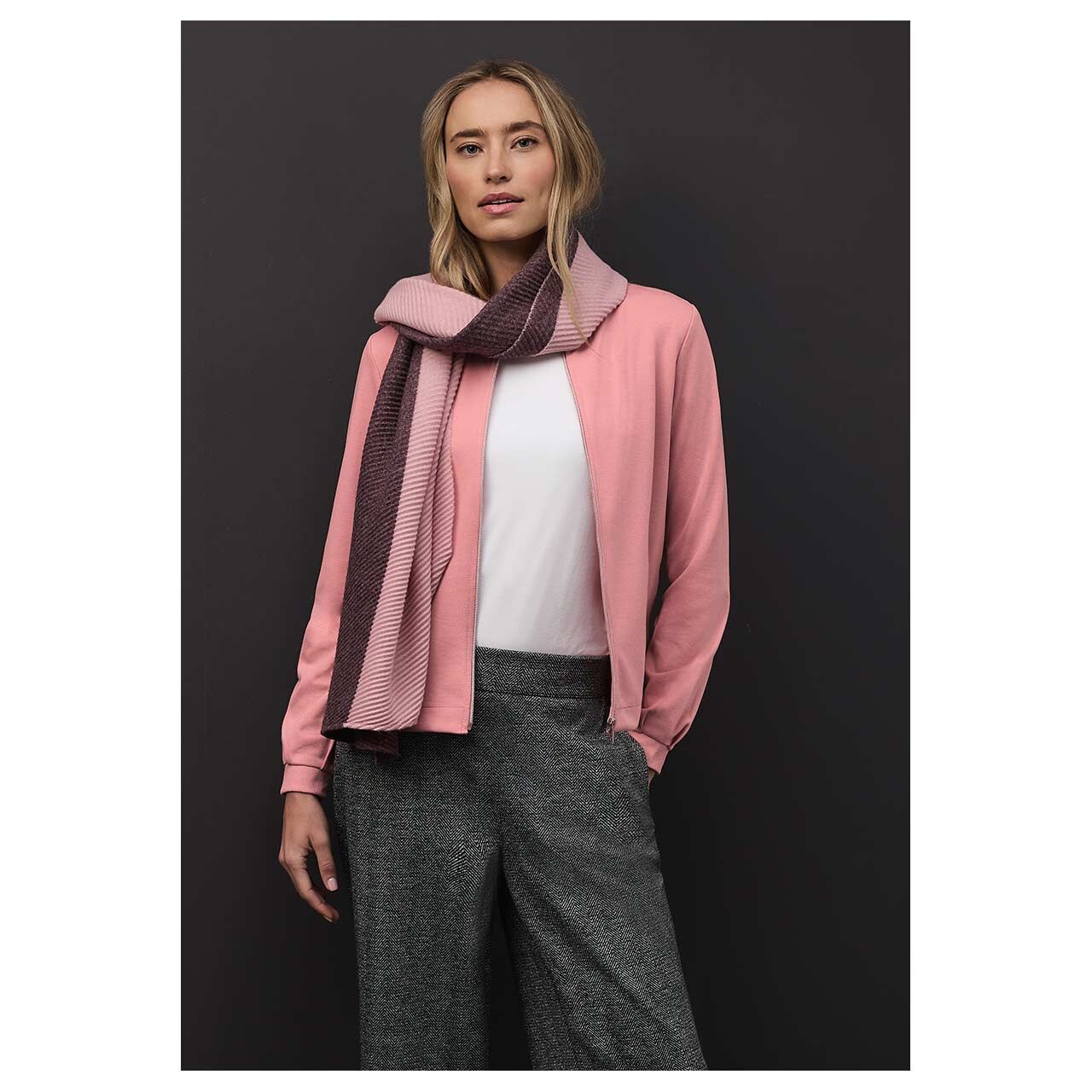 Damen Shirtjacke Shiny Interlock Jacket von Street One in Rosa, Vorderansicht am Model mit Tasche