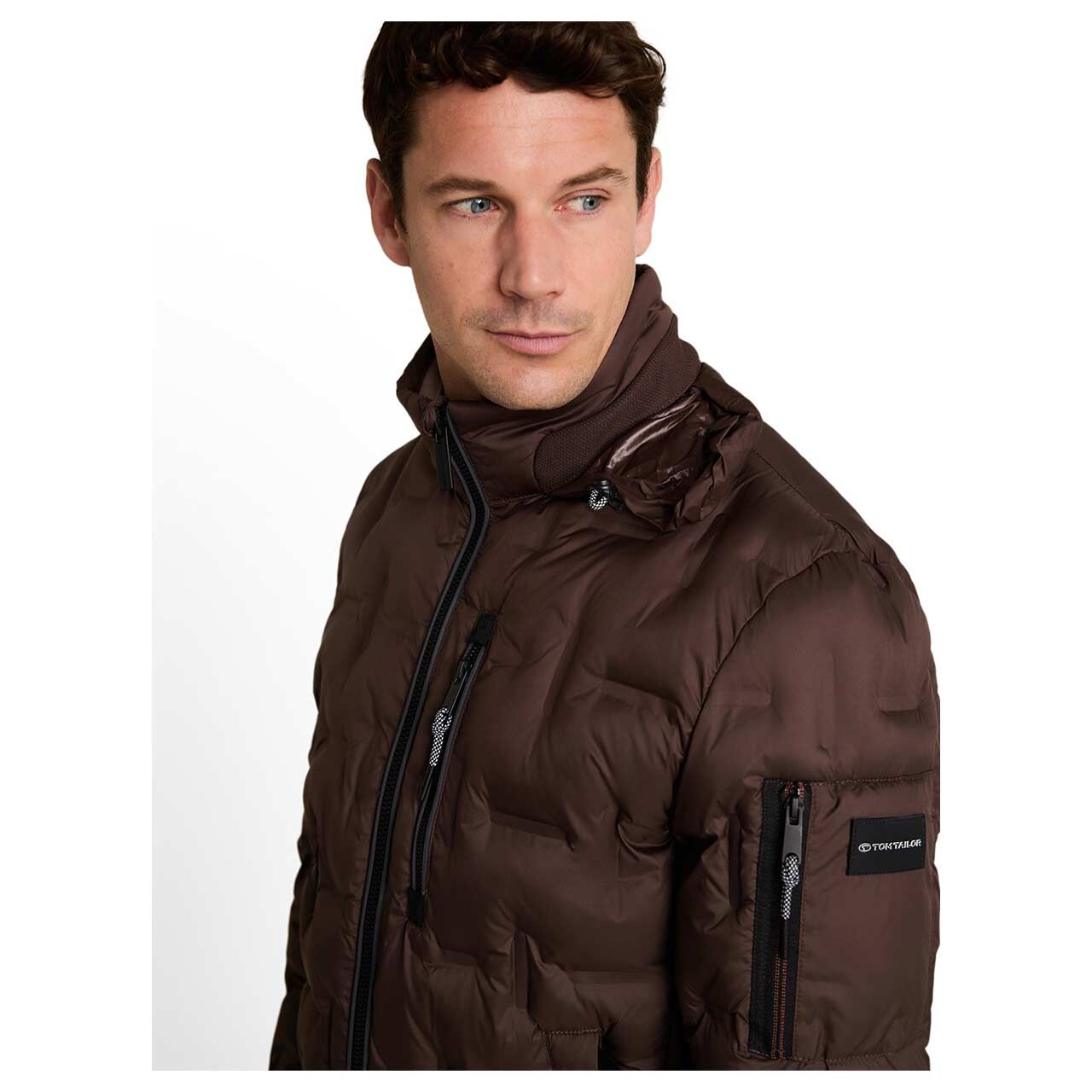 Herren Jacke Decorative Hybrid Jacket von Tom Tailor in Dunkelbraun, Seitenansicht Oberkörper am Model