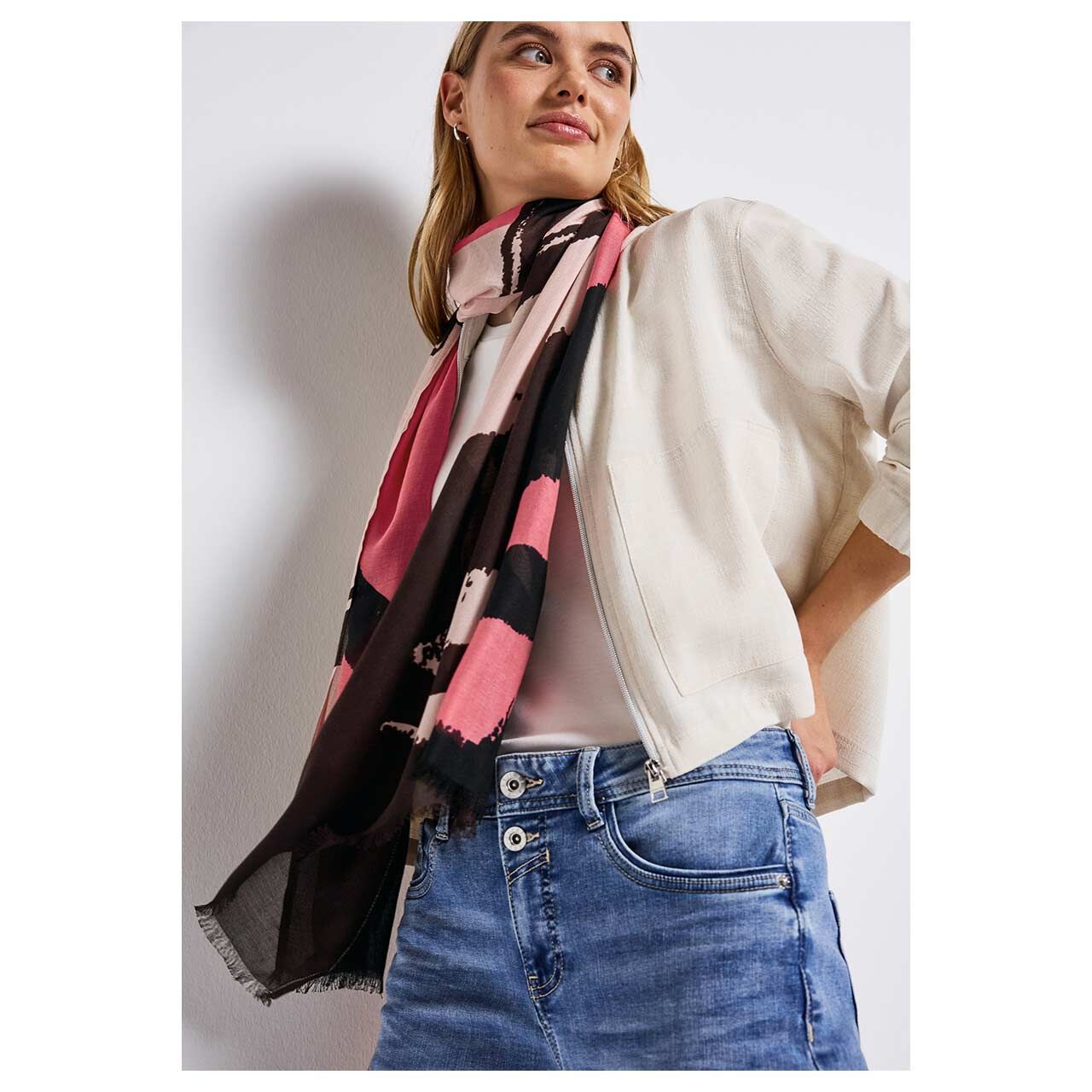 Damen Tuch Printed Modal von Street One in Pink mit Print, Gestylt am Model