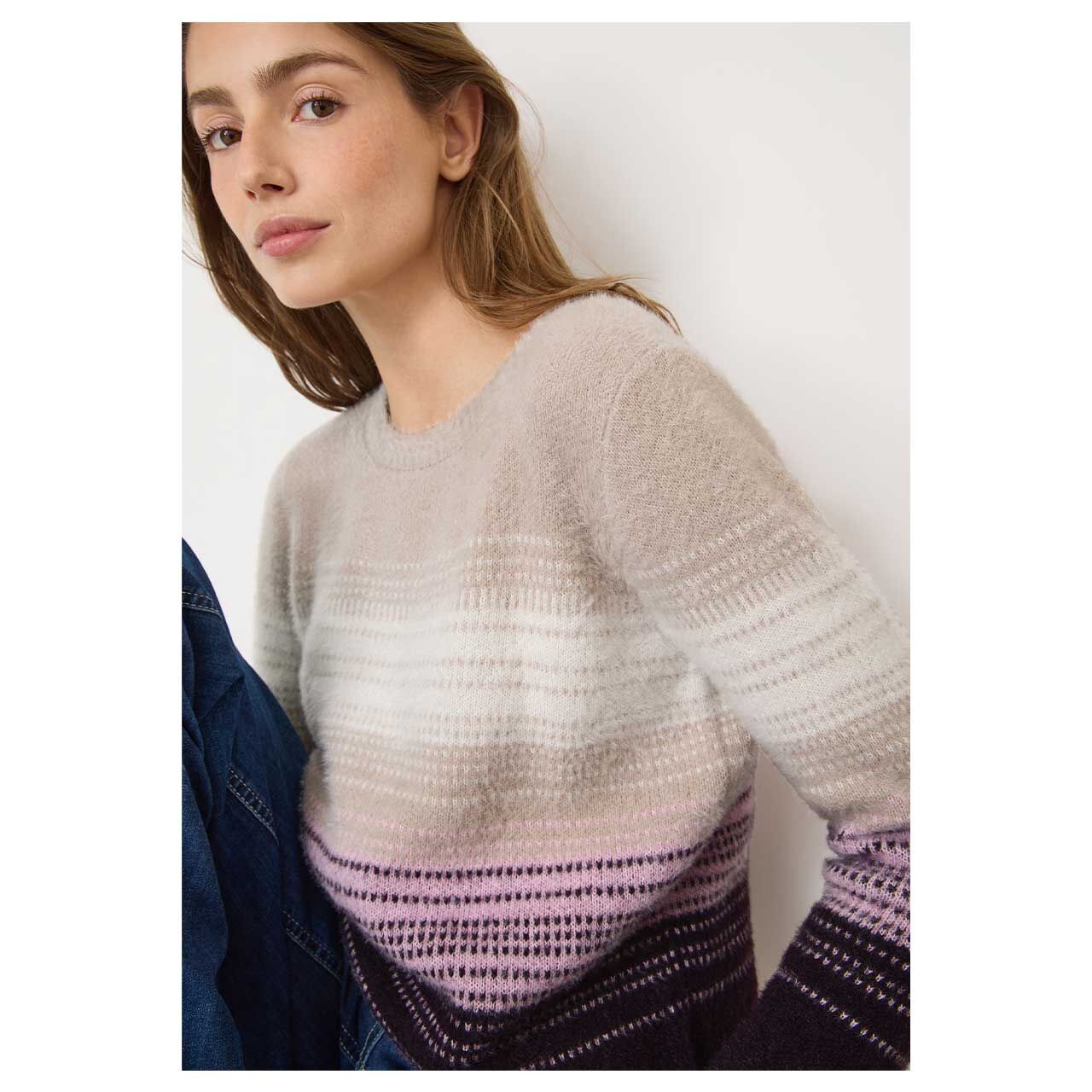 Damen Pullover Feather Yarn Sweater von Cecil in Lila mit Print, detaillierte Vorderansicht am Model