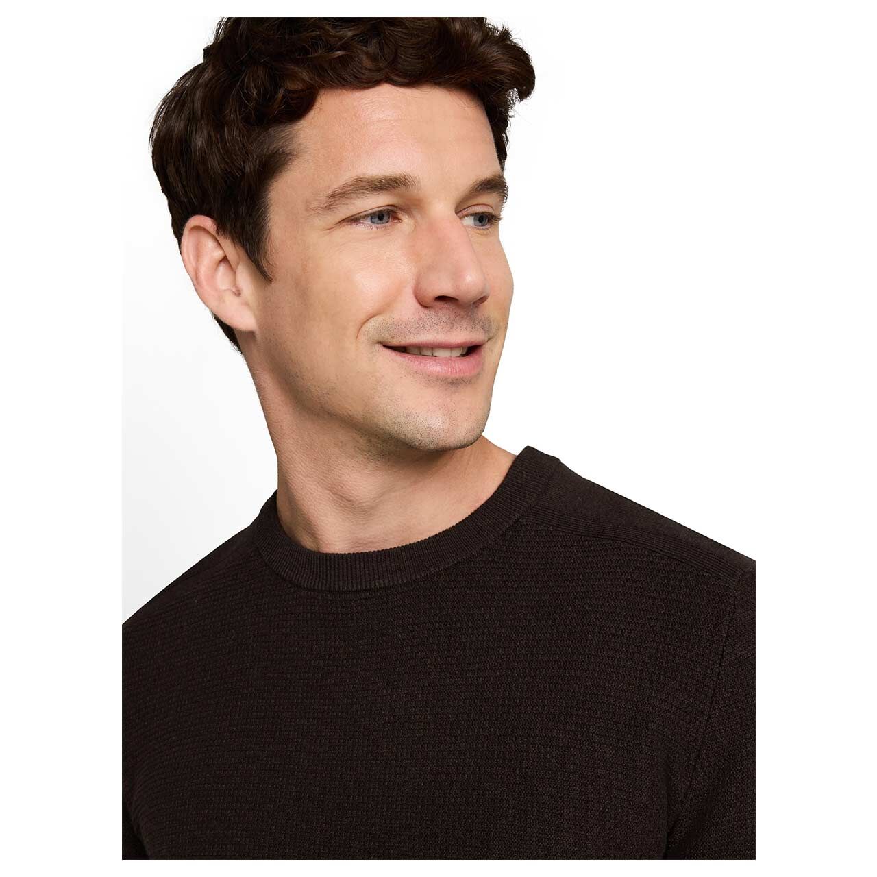 Herren Pullover Structured Crew Neck Knit von Tom Tailor in Dunkelbraun meliert, detaillierte Vorderansicht am Model