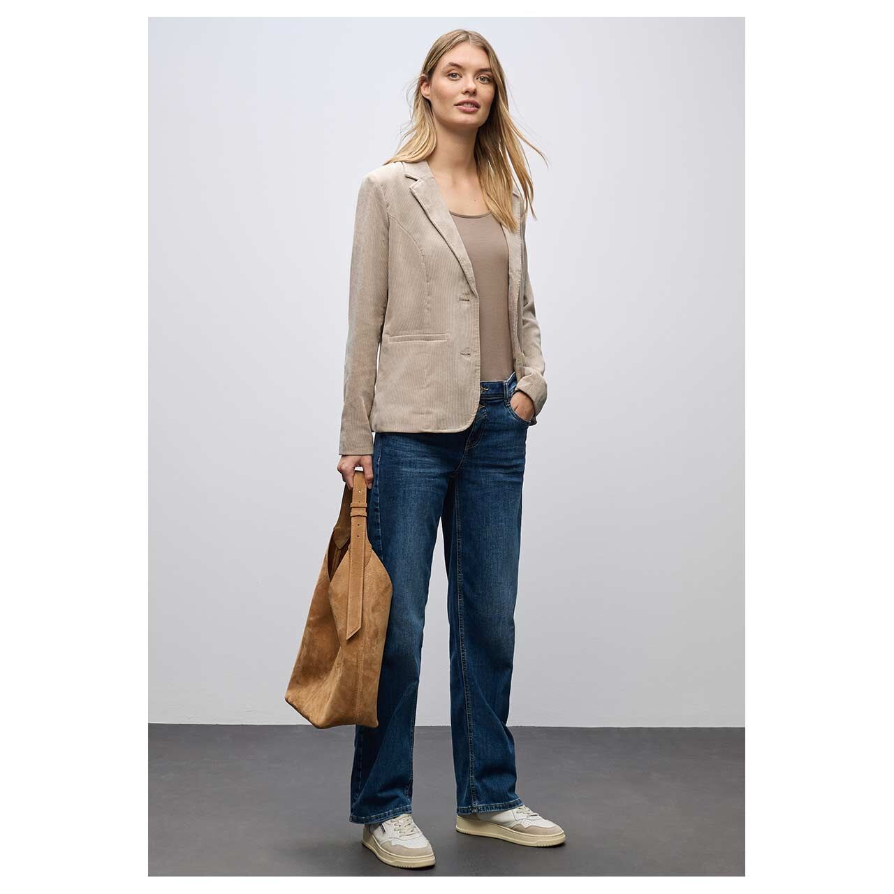 Damen Cord Blazer Corduroy von Street One in Beige, Ganzkörperansicht am Model