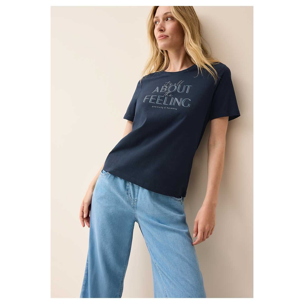 Damen T-Shirt Glitter Foil Print von Cecil in Dunkelblau, Nahansicht am Modell