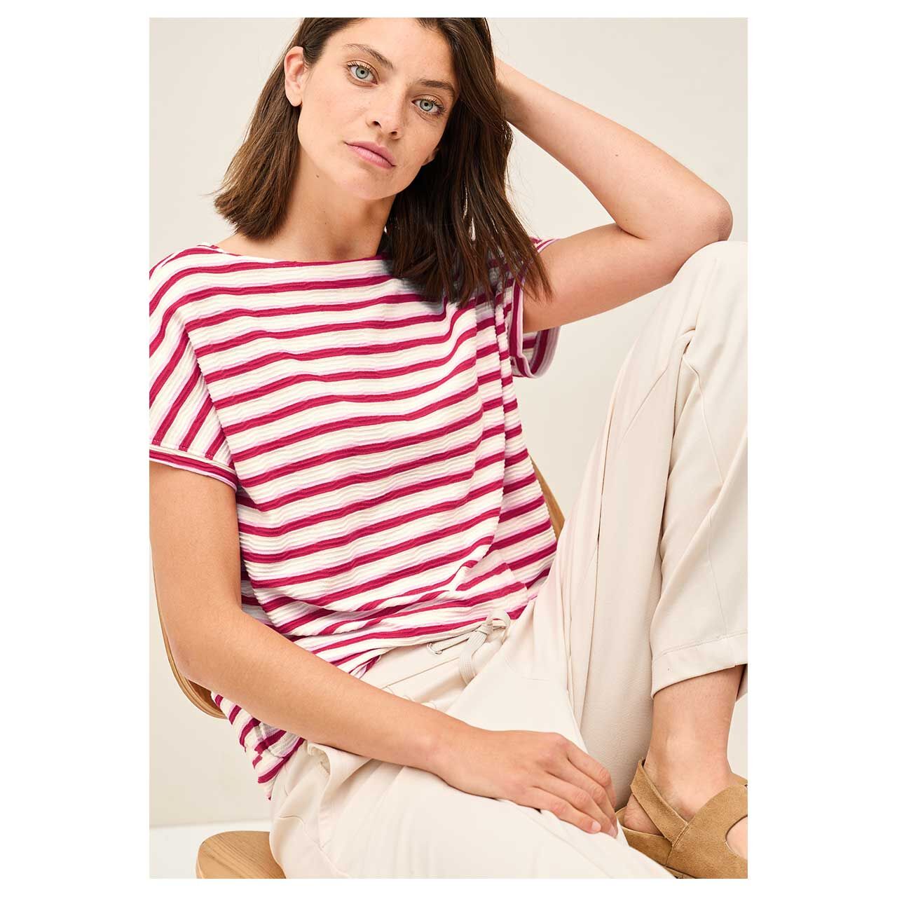 Detailansicht von vorne des getragenen Damen T-Shirt von Cecil in Rot gestreift