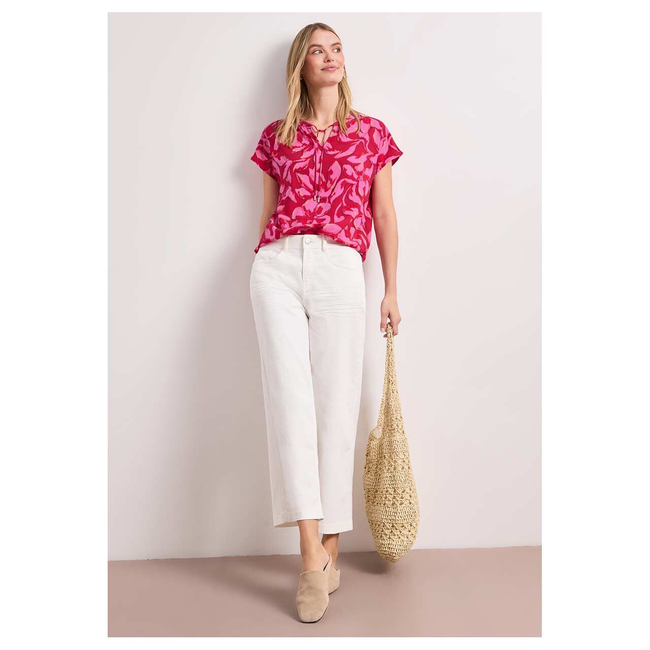 DDamen Kurzarm Bluse Splitneck Smokdetail von Street One in Rot mit Print, Ganzkörperansicht am Model