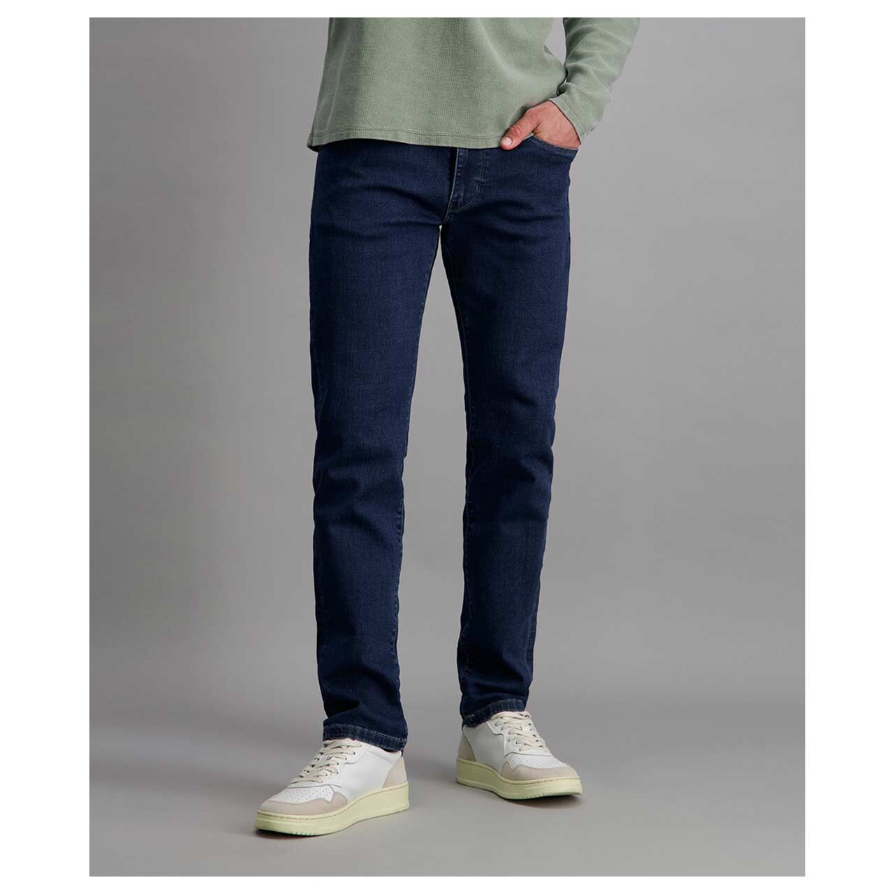 Stretch Herrenjeans Eric Megaflex in Dunkelblau angewaschen von Pioneer, Vorderansicht am Model