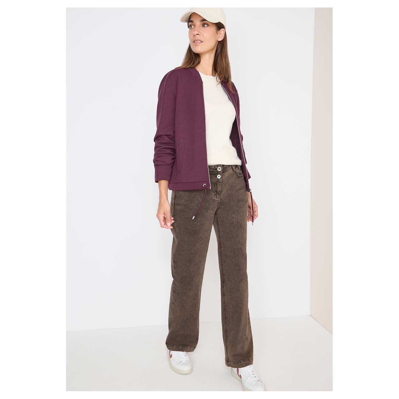 Damenjeans Neele Color von Cecil in Braun angewaschen, Ganzkörperansicht Outfit am Model