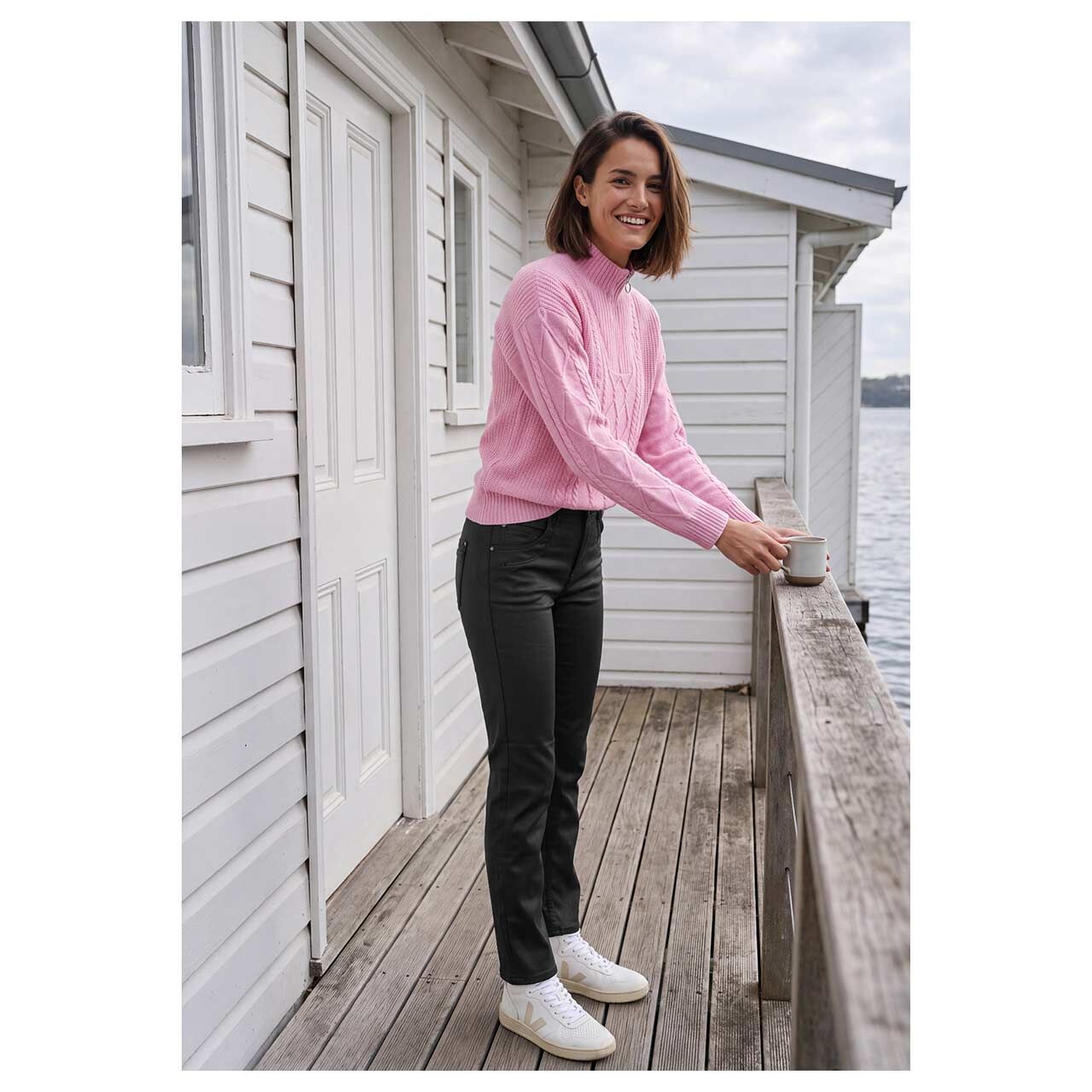 Damenjeans Toronto von Cecil in Schwarz beschichtet, Ganzkörperansicht am Model