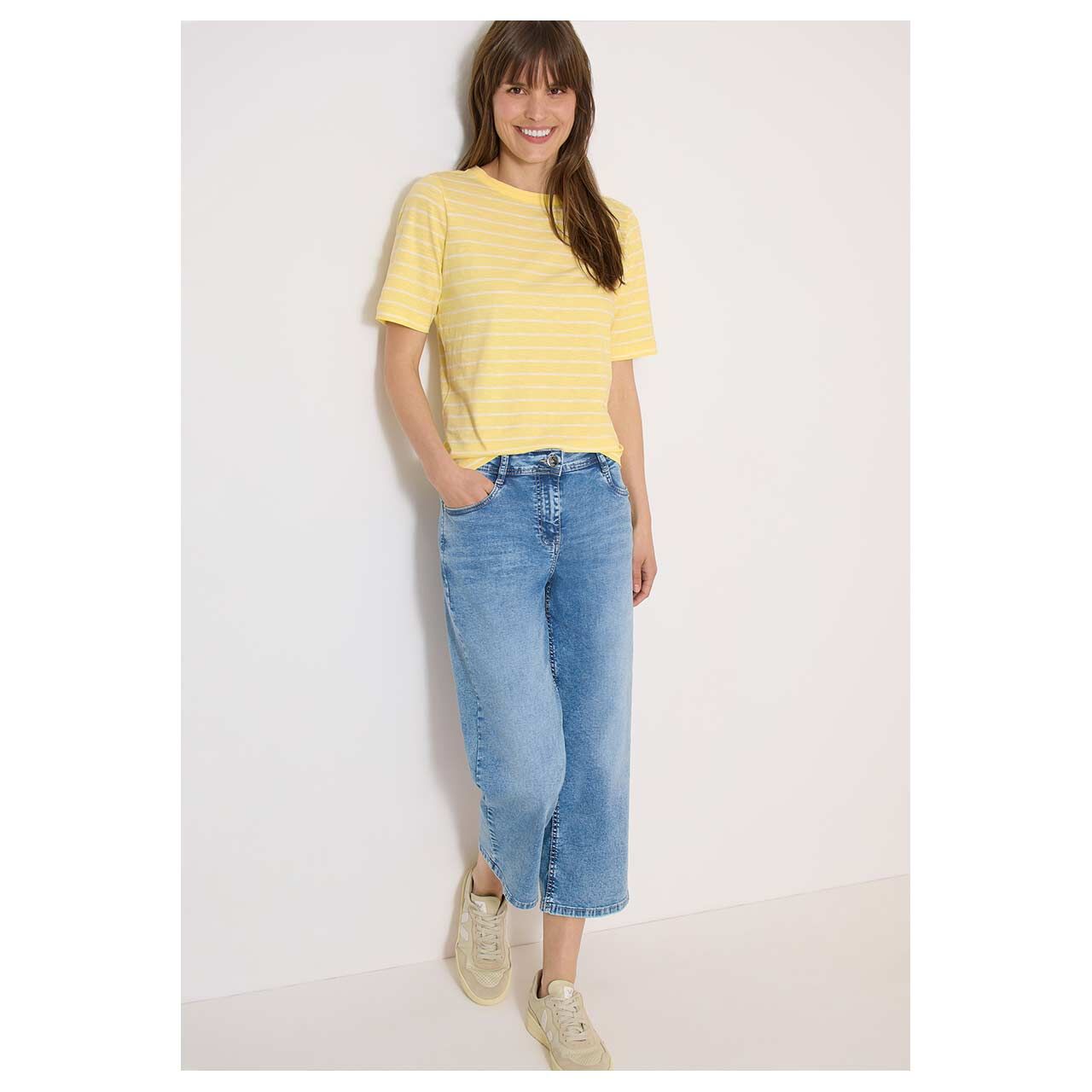 Damen T-Shirt Striped Slubyarn von Cecil in Gelb gestreift, Ganzkörperansicht am Model