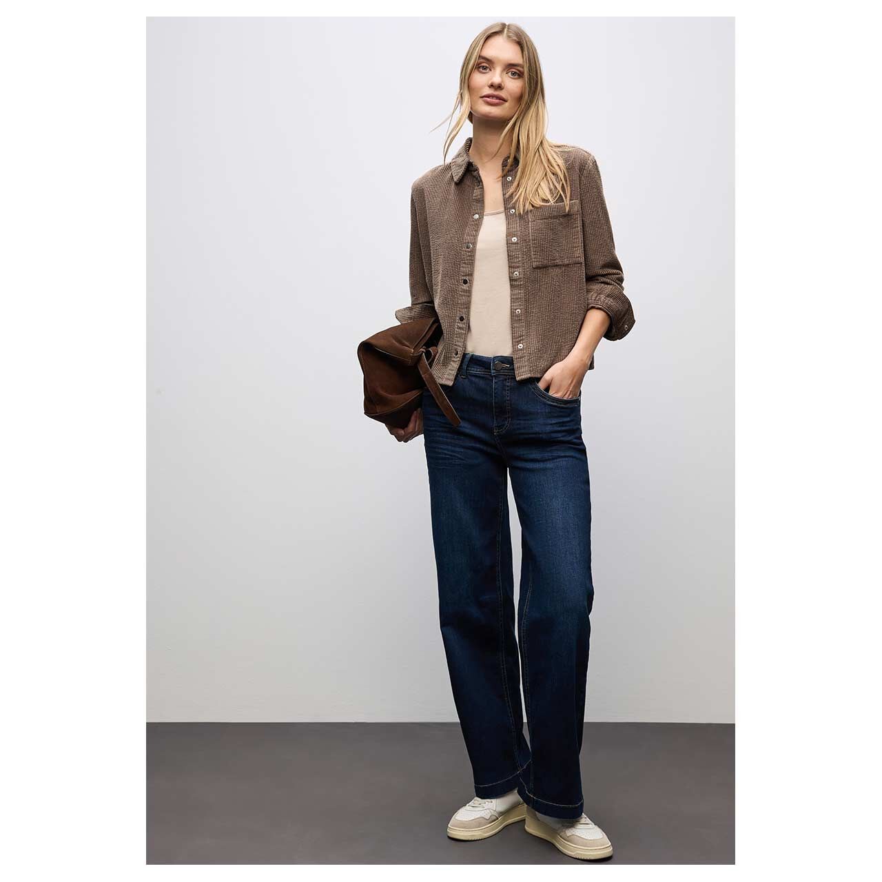 Damen Langarm Cord Bluse Corduroy Shirtcollar von Street One in Braun, Ganzkörperansicht am Model