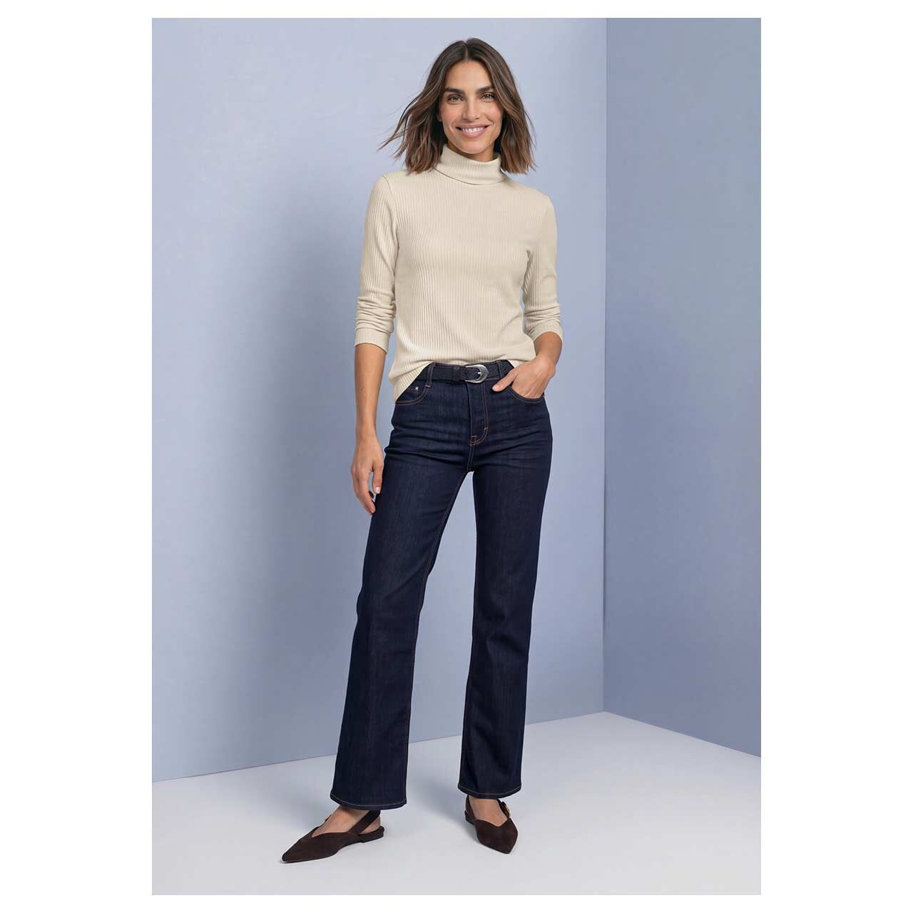 Damen Rollkragen Langarmshirt Basic Big Rib Roll Neck von Street One in Hellbeige, Ganzkörperansicht am Model