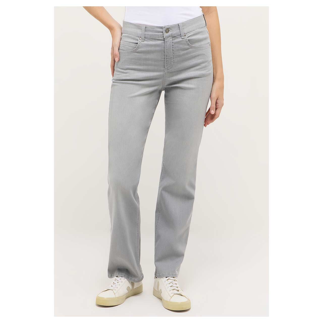 Damenjeans Lara von Angels in Hellgrau angewaschen, Vorderansicht am Model