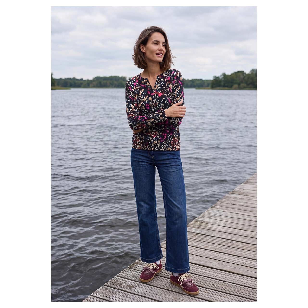 Damen Langarm Shirt Two-Tone Boatneck von Cecil in Dunkelbraun mit Print, Ganzkörperansicht am Model