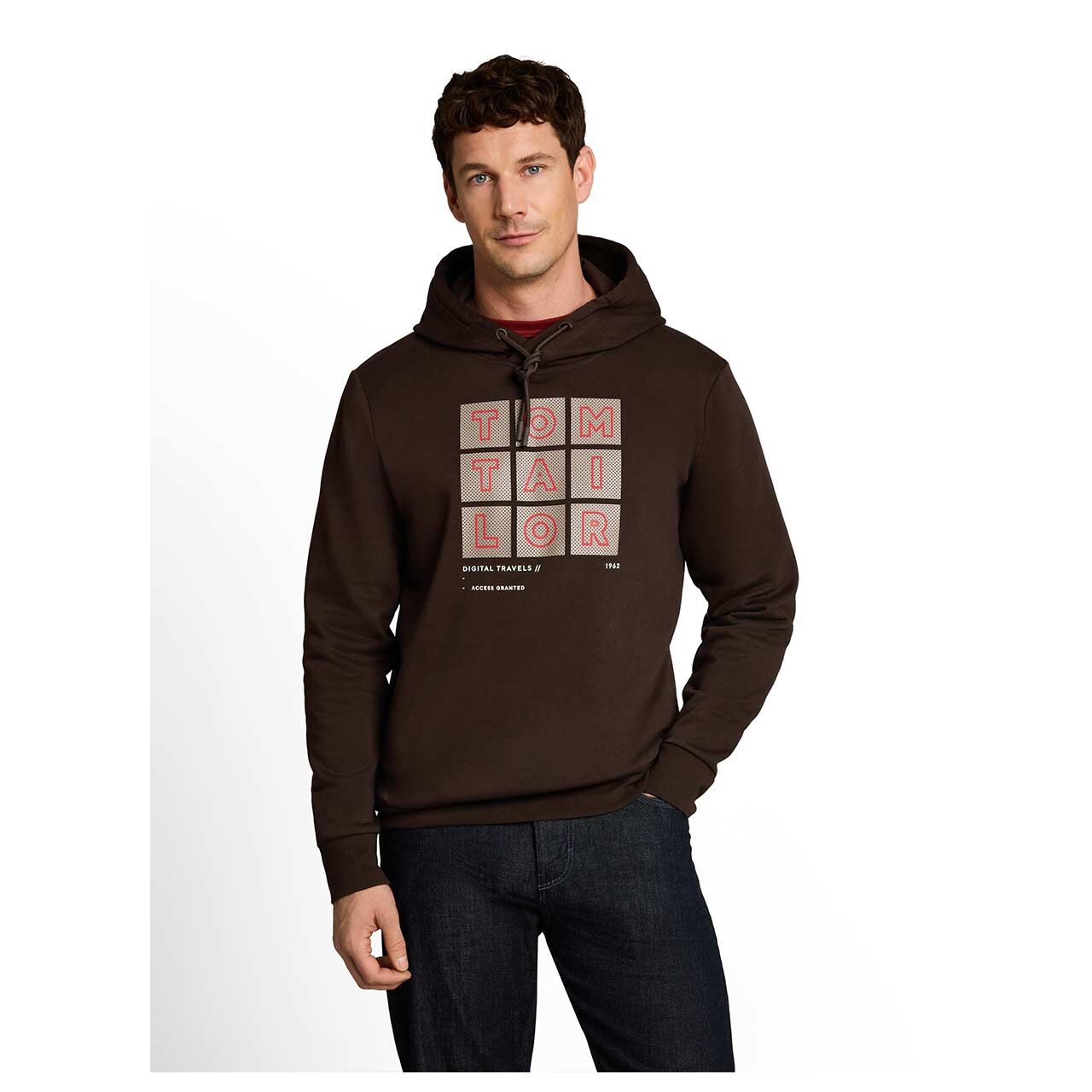 Herren Hoodie Sweatshirt von Tom Tailor in Dunkelbraun mit Print, Vorderansicht am Model
